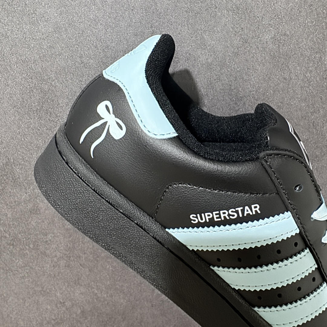 图片[7]-【H11顶级头层版】adidas originals Superstar 2 贝壳头 简约经典 舒适时尚 复古板鞋 男女同款 黑白 货号：JH9977 全新升级版 皮料改进至头层原厂皮 原盒 原底原料 开模打造 原厂织唛鞋标 高精密准度 原楦原纸板开发 匹配原版98%以上 后跟垫棉独家呈现 反口里弧度正确 原厂鞋垫 背胶 后跟电绣针数 与正品一致 原厂皮料 原厂车缝线 质感无敌 皮料切割干净 无任何毛边 清洁度细节完美 进口港宝加持 后跟自然饱满 还原公司包裹性 鞋面采用原装数据贴合技术 全方位贴合包裹脚型 鞋跟部鞋底牵引设计 提供强大的抓地性能 更适应不同实战场地路面 尺码：35.5 36 36.5 37.5 38 38.5 39 40 40.5 41 42 42.5 43 44 45-选品中心