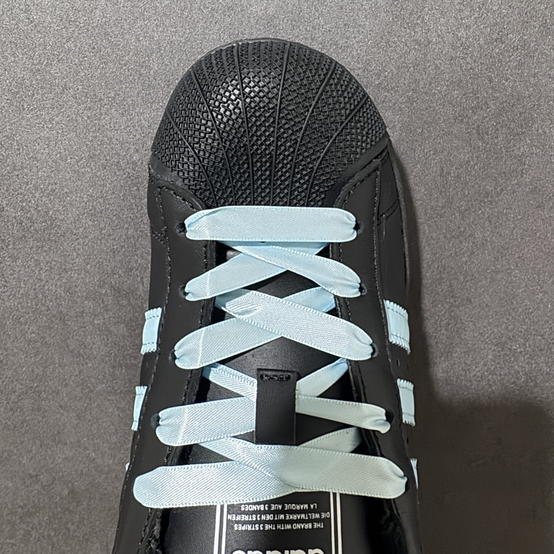 图片[5]-【H11顶级头层版】adidas originals Superstar 2 贝壳头 简约经典 舒适时尚 复古板鞋 男女同款 黑白 货号：JH9977 全新升级版 皮料改进至头层原厂皮 原盒 原底原料 开模打造 原厂织唛鞋标 高精密准度 原楦原纸板开发 匹配原版98%以上 后跟垫棉独家呈现 反口里弧度正确 原厂鞋垫 背胶 后跟电绣针数 与正品一致 原厂皮料 原厂车缝线 质感无敌 皮料切割干净 无任何毛边 清洁度细节完美 进口港宝加持 后跟自然饱满 还原公司包裹性 鞋面采用原装数据贴合技术 全方位贴合包裹脚型 鞋跟部鞋底牵引设计 提供强大的抓地性能 更适应不同实战场地路面 尺码：35.5 36 36.5 37.5 38 38.5 39 40 40.5 41 42 42.5 43 44 45-选品中心