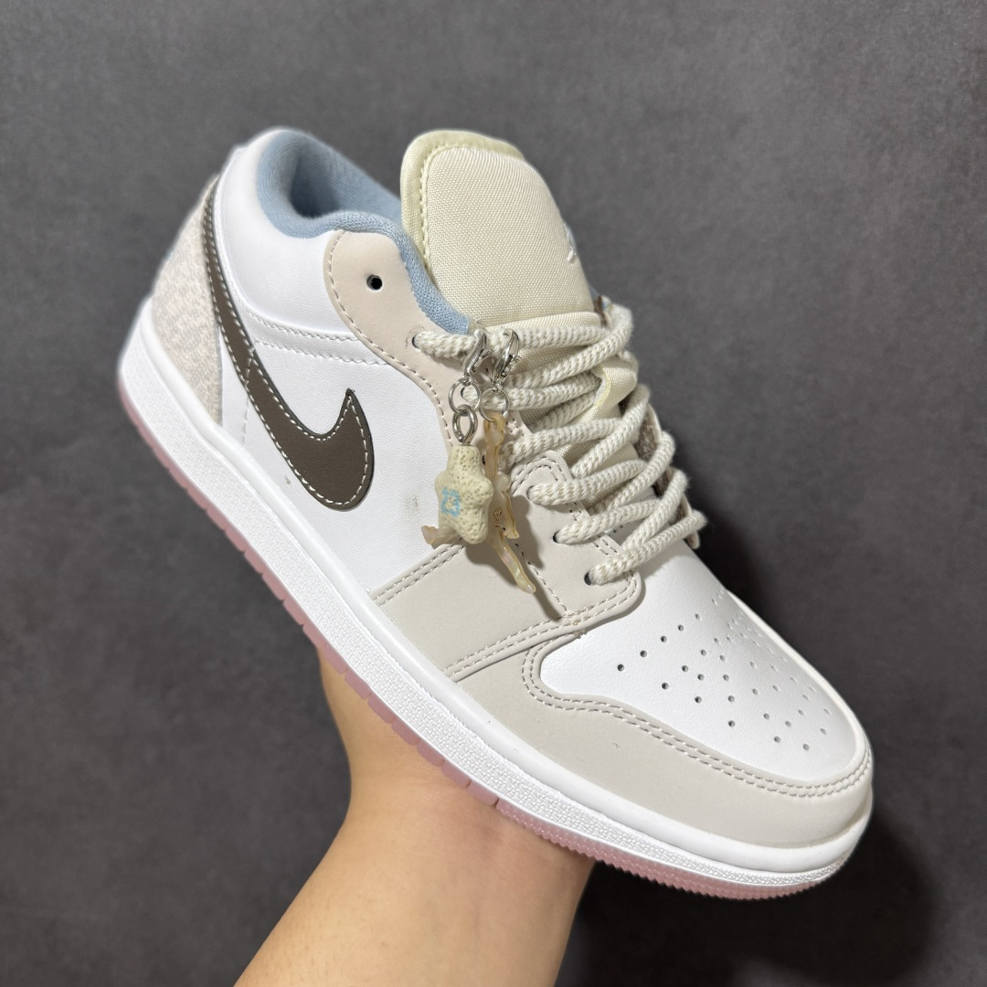 图片[3]-【H11纯原】Nike Air Jordan 1 Low SE AJ1 乔一 舒适贴合 防滑耐磨 低帮 复古篮球鞋 货号：IB8859-101 尺码：35.5 36 36.5 37.5 38 38.5 39 40 40.5 41 42 42.5 43 44 45 46 47.5 #H11顶级纯原 纯原外贸平台特供订单 #全套原纸板楦头开发 #原厂特供材料配套加持 #确保原汁原味 完美呈现版型 #原档数据独家私模大底 #男女鞋同步官方开发至48.5 #原装进口轻量化鞋垫 #进口港宝加持 后跟自然饱满 还原公司包裹性 #鞋面采用原装数据贴合技术 #全方位贴合包裹脚型 #鞋跟部鞋底牵引设计 #提供强大的抓地性能 #更适应不同实战场地路面-选品中心