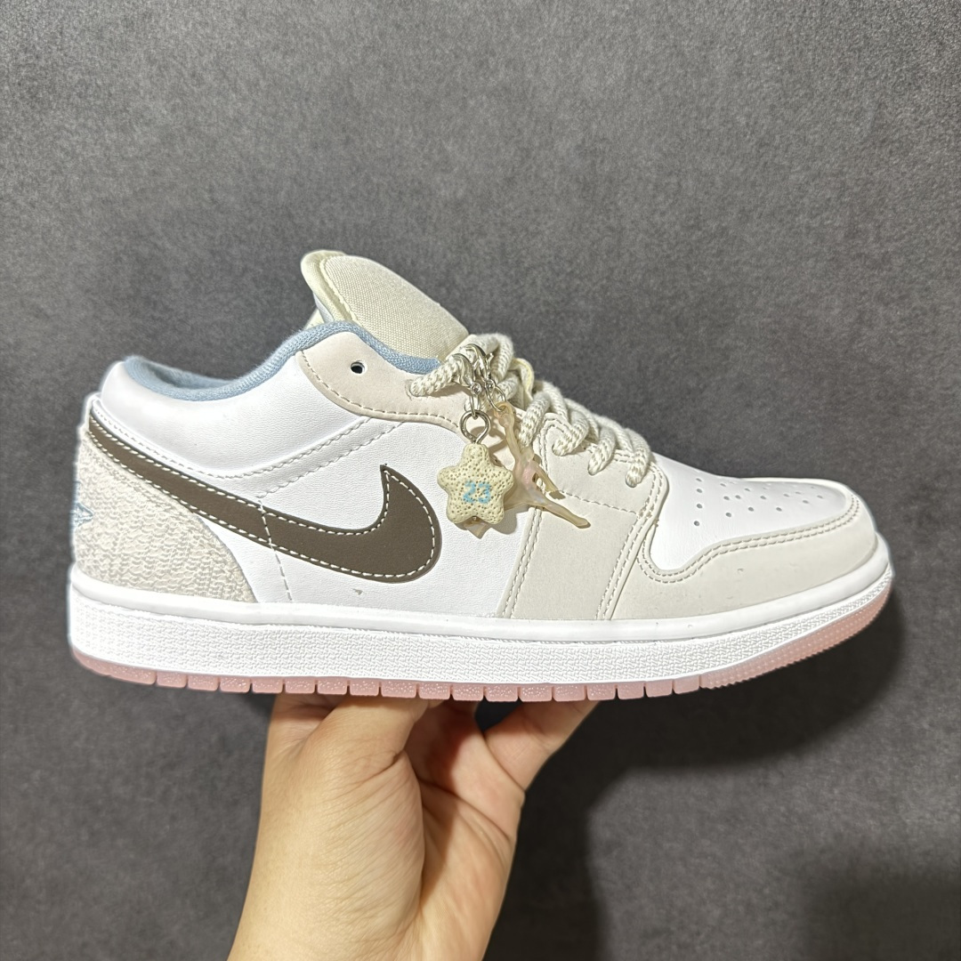 【H11纯原】Nike Air Jordan 1 Low SE AJ1 乔一 舒适贴合 防滑耐磨 低帮 复古篮球鞋 货号：IB8859-101 尺码：35.5 36 36.5 37.5 38 38.5 39 40 40.5 41 42 42.5 43 44 45 46 47.5 #H11顶级纯原 纯原外贸平台特供订单 #全套原纸板楦头开发 #原厂特供材料配套加持 #确保原汁原味 完美呈现版型 #原档数据独家私模大底 #男女鞋同步官方开发至48.5 #原装进口轻量化鞋垫 #进口港宝加持 后跟自然饱满 还原公司包裹性 #鞋面采用原装数据贴合技术 #全方位贴合包裹脚型 #鞋跟部鞋底牵引设计 #提供强大的抓地性能 #更适应不同实战场地路面-选品中心
