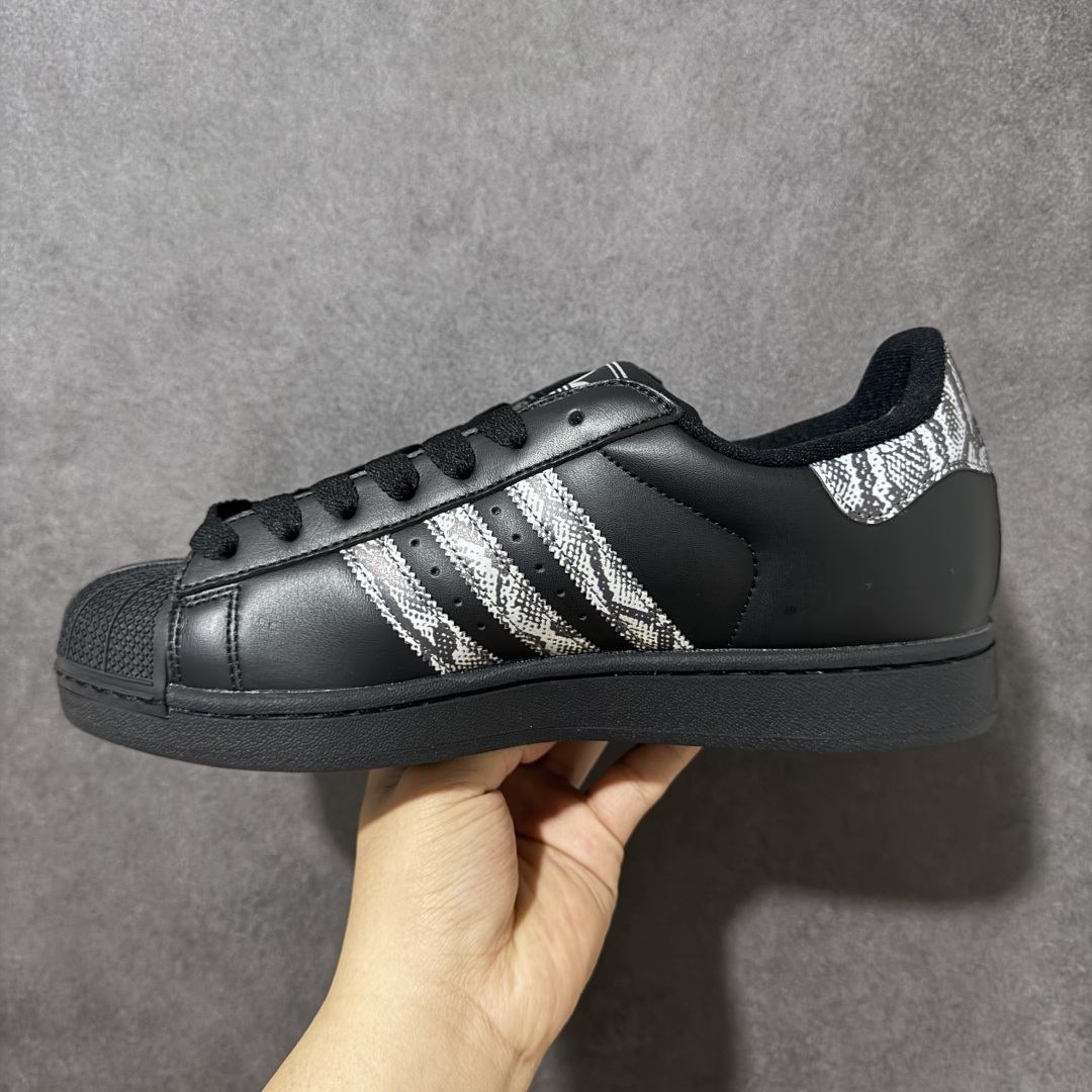 图片[2]-【H11顶级头层版】adidas originals Superstar 2 贝壳头 简约经典 舒适时尚 复古板鞋 男女同款 黑白 货号：JP6058 全新升级版 皮料改进至头层原厂皮 原盒 原底原料 开模打造 原厂织唛鞋标 高精密准度 原楦原纸板开发 匹配原版98%以上 后跟垫棉独家呈现 反口里弧度正确 原厂鞋垫 背胶 后跟电绣针数 与正品一致 原厂皮料 原厂车缝线 质感无敌 皮料切割干净 无任何毛边 清洁度细节完美 进口港宝加持 后跟自然饱满 还原公司包裹性 鞋面采用原装数据贴合技术 全方位贴合包裹脚型 鞋跟部鞋底牵引设计 提供强大的抓地性能 更适应不同实战场地路面 尺码：35.5 36 36.5 37.5 38 38.5 39 40 40.5 41 42 42.5 43 44 45-选品中心