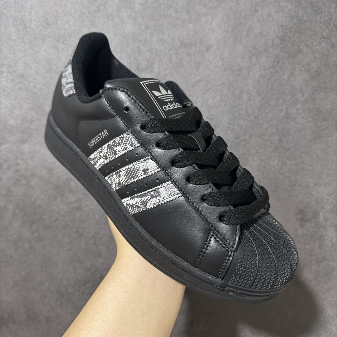 图片[3]-【H11顶级头层版】adidas originals Superstar 2 贝壳头 简约经典 舒适时尚 复古板鞋 男女同款 黑白 货号：JP6058 全新升级版 皮料改进至头层原厂皮 原盒 原底原料 开模打造 原厂织唛鞋标 高精密准度 原楦原纸板开发 匹配原版98%以上 后跟垫棉独家呈现 反口里弧度正确 原厂鞋垫 背胶 后跟电绣针数 与正品一致 原厂皮料 原厂车缝线 质感无敌 皮料切割干净 无任何毛边 清洁度细节完美 进口港宝加持 后跟自然饱满 还原公司包裹性 鞋面采用原装数据贴合技术 全方位贴合包裹脚型 鞋跟部鞋底牵引设计 提供强大的抓地性能 更适应不同实战场地路面 尺码：35.5 36 36.5 37.5 38 38.5 39 40 40.5 41 42 42.5 43 44 45-选品中心