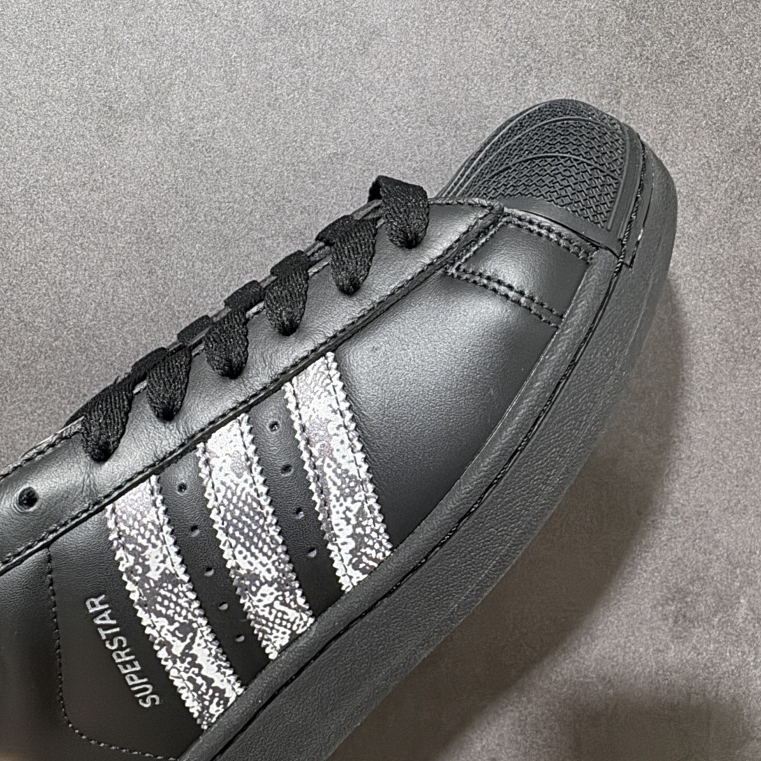 图片[8]-【H11顶级头层版】adidas originals Superstar 2 贝壳头 简约经典 舒适时尚 复古板鞋 男女同款 黑白 货号：JP6058 全新升级版 皮料改进至头层原厂皮 原盒 原底原料 开模打造 原厂织唛鞋标 高精密准度 原楦原纸板开发 匹配原版98%以上 后跟垫棉独家呈现 反口里弧度正确 原厂鞋垫 背胶 后跟电绣针数 与正品一致 原厂皮料 原厂车缝线 质感无敌 皮料切割干净 无任何毛边 清洁度细节完美 进口港宝加持 后跟自然饱满 还原公司包裹性 鞋面采用原装数据贴合技术 全方位贴合包裹脚型 鞋跟部鞋底牵引设计 提供强大的抓地性能 更适应不同实战场地路面 尺码：35.5 36 36.5 37.5 38 38.5 39 40 40.5 41 42 42.5 43 44 45-选品中心