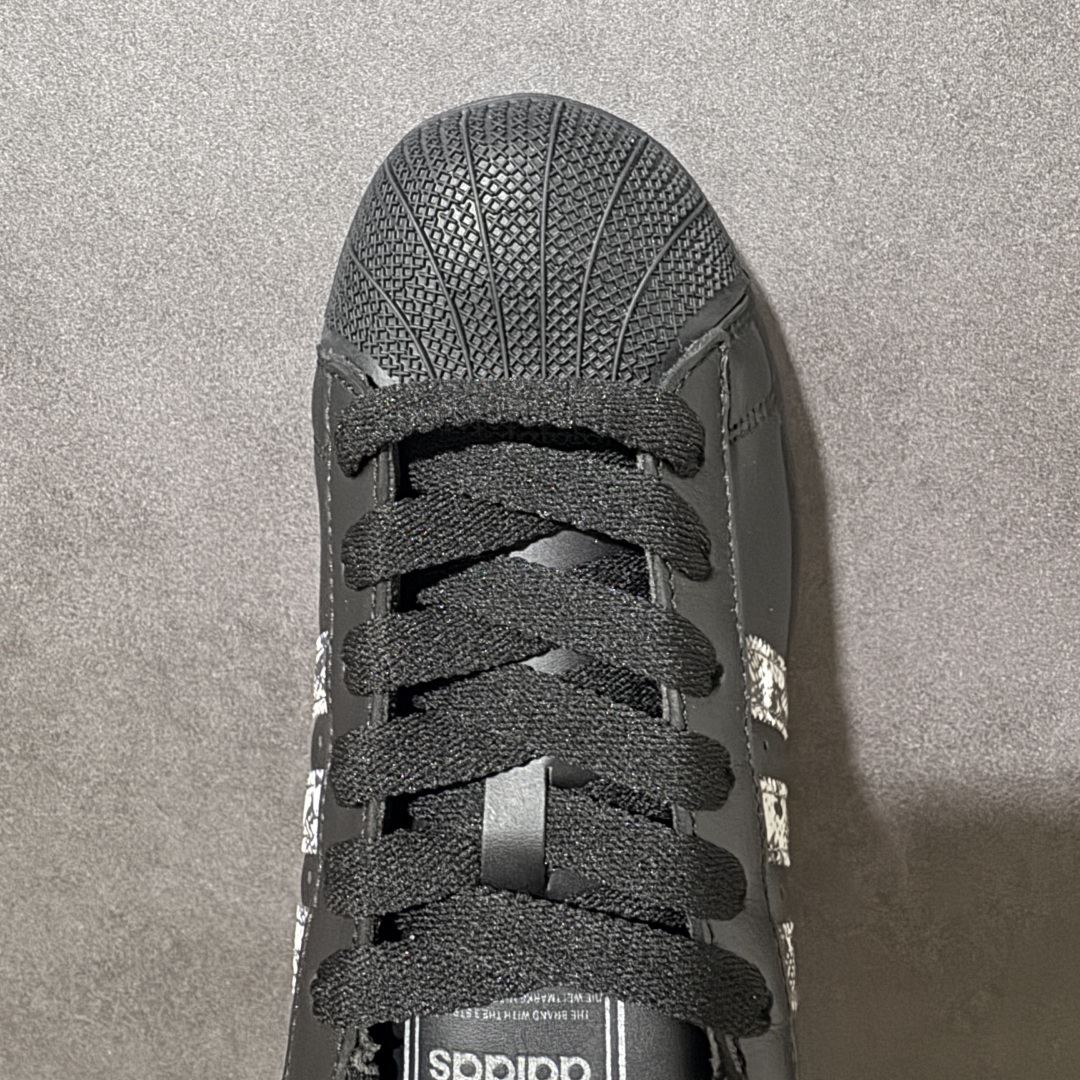 图片[5]-【H11顶级头层版】adidas originals Superstar 2 贝壳头 简约经典 舒适时尚 复古板鞋 男女同款 黑白 货号：JP6058 全新升级版 皮料改进至头层原厂皮 原盒 原底原料 开模打造 原厂织唛鞋标 高精密准度 原楦原纸板开发 匹配原版98%以上 后跟垫棉独家呈现 反口里弧度正确 原厂鞋垫 背胶 后跟电绣针数 与正品一致 原厂皮料 原厂车缝线 质感无敌 皮料切割干净 无任何毛边 清洁度细节完美 进口港宝加持 后跟自然饱满 还原公司包裹性 鞋面采用原装数据贴合技术 全方位贴合包裹脚型 鞋跟部鞋底牵引设计 提供强大的抓地性能 更适应不同实战场地路面 尺码：35.5 36 36.5 37.5 38 38.5 39 40 40.5 41 42 42.5 43 44 45-选品中心
