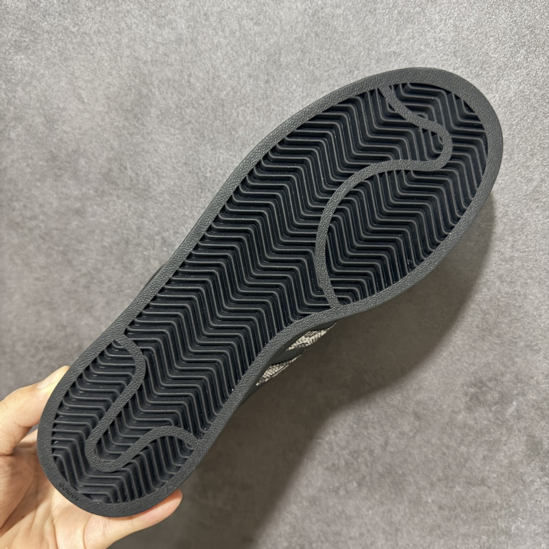 图片[9]-【H11顶级头层版】adidas originals Superstar 2 贝壳头 简约经典 舒适时尚 复古板鞋 男女同款 黑白 货号：JP6058 全新升级版 皮料改进至头层原厂皮 原盒 原底原料 开模打造 原厂织唛鞋标 高精密准度 原楦原纸板开发 匹配原版98%以上 后跟垫棉独家呈现 反口里弧度正确 原厂鞋垫 背胶 后跟电绣针数 与正品一致 原厂皮料 原厂车缝线 质感无敌 皮料切割干净 无任何毛边 清洁度细节完美 进口港宝加持 后跟自然饱满 还原公司包裹性 鞋面采用原装数据贴合技术 全方位贴合包裹脚型 鞋跟部鞋底牵引设计 提供强大的抓地性能 更适应不同实战场地路面 尺码：35.5 36 36.5 37.5 38 38.5 39 40 40.5 41 42 42.5 43 44 45-选品中心