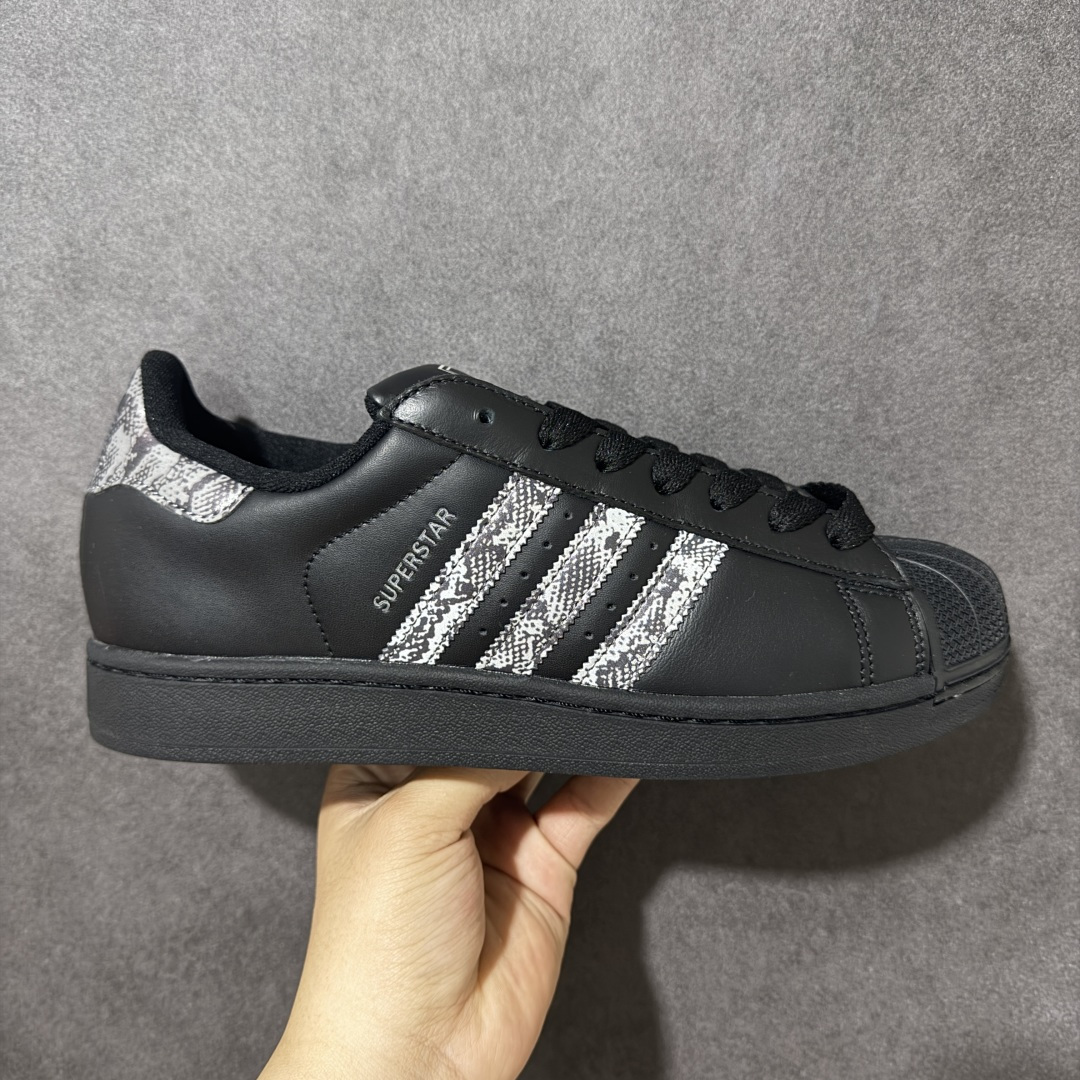 【H11顶级头层版】adidas originals Superstar 2 贝壳头 简约经典 舒适时尚 复古板鞋 男女同款 黑白 货号：JP6058 全新升级版 皮料改进至头层原厂皮 原盒 原底原料 开模打造 原厂织唛鞋标 高精密准度 原楦原纸板开发 匹配原版98%以上 后跟垫棉独家呈现 反口里弧度正确 原厂鞋垫 背胶 后跟电绣针数 与正品一致 原厂皮料 原厂车缝线 质感无敌 皮料切割干净 无任何毛边 清洁度细节完美 进口港宝加持 后跟自然饱满 还原公司包裹性 鞋面采用原装数据贴合技术 全方位贴合包裹脚型 鞋跟部鞋底牵引设计 提供强大的抓地性能 更适应不同实战场地路面 尺码：35.5 36 36.5 37.5 38 38.5 39 40 40.5 41 42 42.5 43 44 45-选品中心