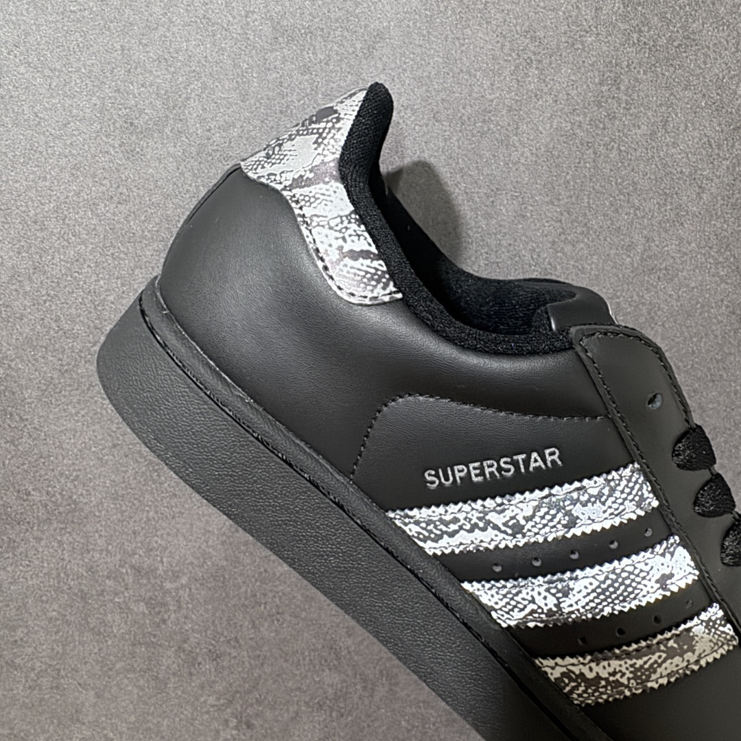 图片[7]-【H11顶级头层版】adidas originals Superstar 2 贝壳头 简约经典 舒适时尚 复古板鞋 男女同款 黑白 货号：JP6058 全新升级版 皮料改进至头层原厂皮 原盒 原底原料 开模打造 原厂织唛鞋标 高精密准度 原楦原纸板开发 匹配原版98%以上 后跟垫棉独家呈现 反口里弧度正确 原厂鞋垫 背胶 后跟电绣针数 与正品一致 原厂皮料 原厂车缝线 质感无敌 皮料切割干净 无任何毛边 清洁度细节完美 进口港宝加持 后跟自然饱满 还原公司包裹性 鞋面采用原装数据贴合技术 全方位贴合包裹脚型 鞋跟部鞋底牵引设计 提供强大的抓地性能 更适应不同实战场地路面 尺码：35.5 36 36.5 37.5 38 38.5 39 40 40.5 41 42 42.5 43 44 45-选品中心