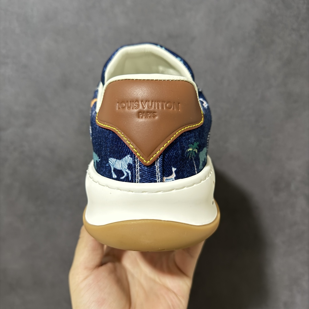 图片[4]-【广东纯原版】广奢高端货LOUIS VUITTON Tilted 系列｜2026 早春全新上架 LV 路易威登 Tilted Low Sneakers 倾斜系列低帮复古休闲运动板鞋 男鞋｜广东原产｜市售顶级版本 ✦ 升级原楦型开发纸版，鞋型更立体更正 ✦ Monogram 丹宁布鞋面，质感高级耐看 ✦ 鞋垫嵌入EVA软脚感物料，回弹舒适 ✦ 后跟耐弯折滴塑支撑片，稳定不塌 ✦ 全新开发TPR光泽组合隔色鞋底 ✦ LV组合 TPU 生胶底结构，行走稳、耐磨强 ✦ 原版购入开发 ✦ 厚实抽屉式礼品鞋盒 ✦ 原装包装说明书＋防尘布袋 ✦ 附送官方快递加固牛皮纸外盒 法国巴黎百年奢侈品牌 LOUIS VUITTON 路易威登 尺码：38 39 40 41 42 43 44 45-选品中心
