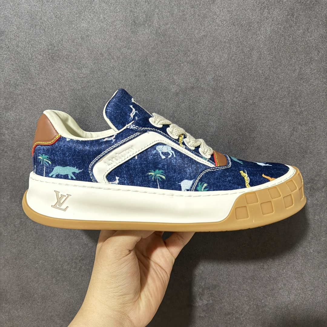 【广东纯原版】广奢高端货LOUIS VUITTON Tilted 系列｜2026 早春全新上架 LV 路易威登 Tilted Low Sneakers 倾斜系列低帮复古休闲运动板鞋 男鞋｜广东原产｜市售顶级版本 ✦ 升级原楦型开发纸版，鞋型更立体更正 ✦ Monogram 丹宁布鞋面，质感高级耐看 ✦ 鞋垫嵌入EVA软脚感物料，回弹舒适 ✦ 后跟耐弯折滴塑支撑片，稳定不塌 ✦ 全新开发TPR光泽组合隔色鞋底 ✦ LV组合 TPU 生胶底结构，行走稳、耐磨强 ✦ 原版购入开发 ✦ 厚实抽屉式礼品鞋盒 ✦ 原装包装说明书＋防尘布袋 ✦ 附送官方快递加固牛皮纸外盒 法国巴黎百年奢侈品牌 LOUIS VUITTON 路易威登 尺码：38 39 40 41 42 43 44 45-选品中心