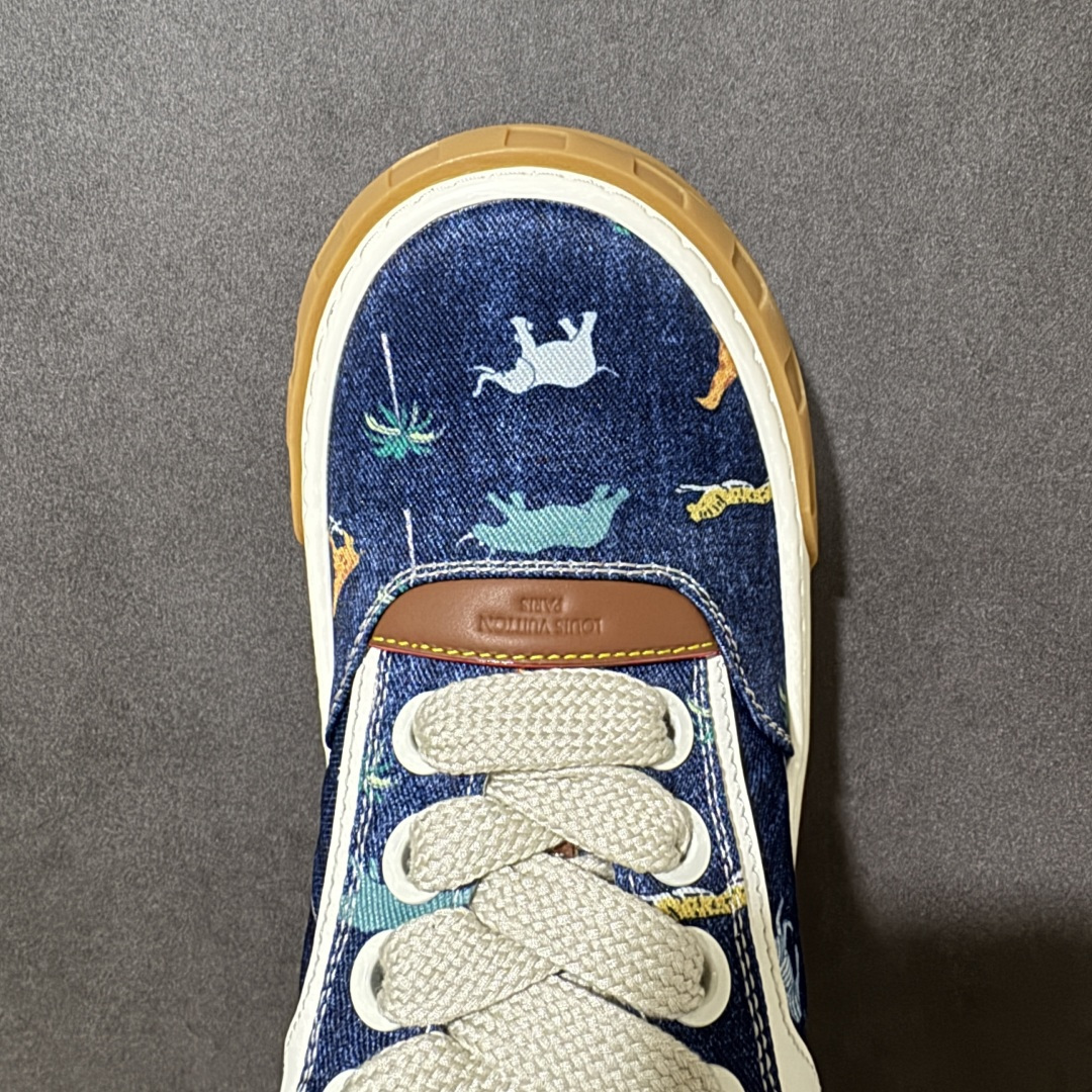 图片[5]-【广东纯原版】广奢高端货LOUIS VUITTON Tilted 系列｜2026 早春全新上架 LV 路易威登 Tilted Low Sneakers 倾斜系列低帮复古休闲运动板鞋 男鞋｜广东原产｜市售顶级版本 ✦ 升级原楦型开发纸版，鞋型更立体更正 ✦ Monogram 丹宁布鞋面，质感高级耐看 ✦ 鞋垫嵌入EVA软脚感物料，回弹舒适 ✦ 后跟耐弯折滴塑支撑片，稳定不塌 ✦ 全新开发TPR光泽组合隔色鞋底 ✦ LV组合 TPU 生胶底结构，行走稳、耐磨强 ✦ 原版购入开发 ✦ 厚实抽屉式礼品鞋盒 ✦ 原装包装说明书＋防尘布袋 ✦ 附送官方快递加固牛皮纸外盒 法国巴黎百年奢侈品牌 LOUIS VUITTON 路易威登 尺码：38 39 40 41 42 43 44 45-选品中心