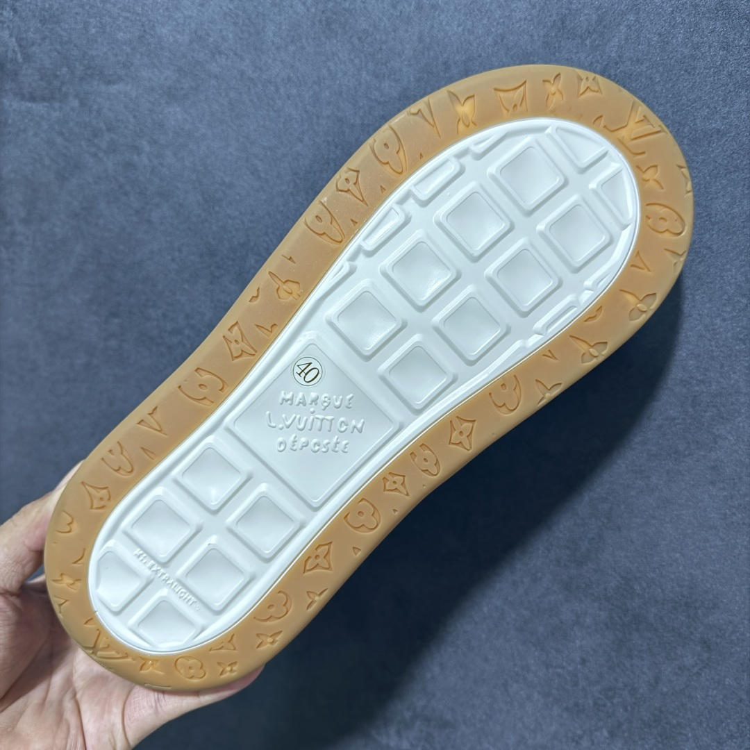 图片[9]-【广东纯原版】广奢高端货LOUIS VUITTON Tilted 系列｜2026 早春全新上架 LV 路易威登 Tilted Low Sneakers 倾斜系列低帮复古休闲运动板鞋 男鞋｜广东原产｜市售顶级版本 ✦ 升级原楦型开发纸版，鞋型更立体更正 ✦ Monogram 丹宁布鞋面，质感高级耐看 ✦ 鞋垫嵌入EVA软脚感物料，回弹舒适 ✦ 后跟耐弯折滴塑支撑片，稳定不塌 ✦ 全新开发TPR光泽组合隔色鞋底 ✦ LV组合 TPU 生胶底结构，行走稳、耐磨强 ✦ 原版购入开发 ✦ 厚实抽屉式礼品鞋盒 ✦ 原装包装说明书＋防尘布袋 ✦ 附送官方快递加固牛皮纸外盒 法国巴黎百年奢侈品牌 LOUIS VUITTON 路易威登 尺码：38 39 40 41 42 43 44 45-选品中心