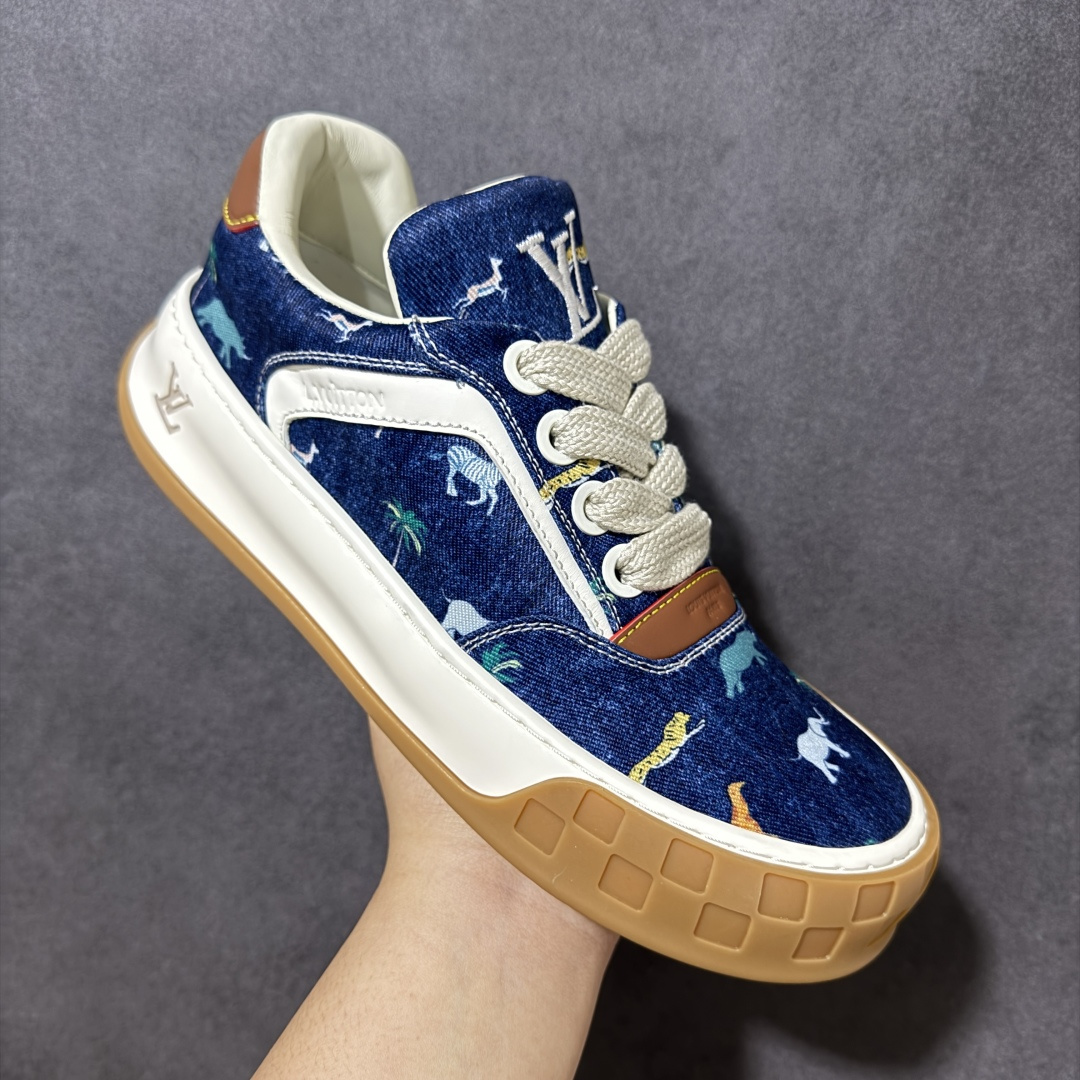 图片[3]-【广东纯原版】广奢高端货LOUIS VUITTON Tilted 系列｜2026 早春全新上架 LV 路易威登 Tilted Low Sneakers 倾斜系列低帮复古休闲运动板鞋 男鞋｜广东原产｜市售顶级版本 ✦ 升级原楦型开发纸版，鞋型更立体更正 ✦ Monogram 丹宁布鞋面，质感高级耐看 ✦ 鞋垫嵌入EVA软脚感物料，回弹舒适 ✦ 后跟耐弯折滴塑支撑片，稳定不塌 ✦ 全新开发TPR光泽组合隔色鞋底 ✦ LV组合 TPU 生胶底结构，行走稳、耐磨强 ✦ 原版购入开发 ✦ 厚实抽屉式礼品鞋盒 ✦ 原装包装说明书＋防尘布袋 ✦ 附送官方快递加固牛皮纸外盒 法国巴黎百年奢侈品牌 LOUIS VUITTON 路易威登 尺码：38 39 40 41 42 43 44 45-选品中心