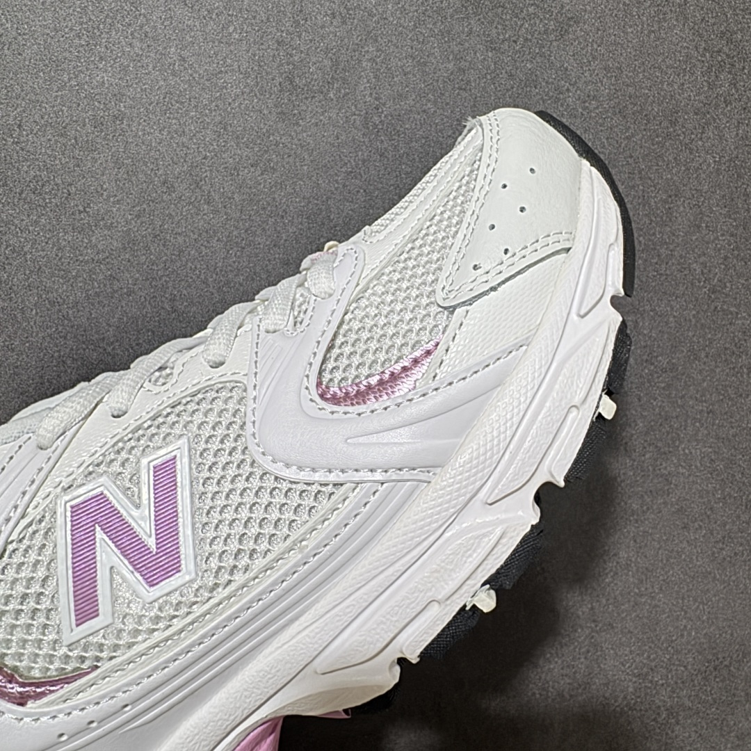 图片[7]-【公司级】New Balance NB530 新百伦复古透气跑步鞋 以皮革为主的人气轮廓 以极具复古风范的跑鞋外观呈现 设计上全鞋以简约清爽的纯白色作基底 鞋身覆盖大面积织物网眼材质 并于鞋头、鞋带孔眼片等细节处点缀对比鲜明的反光银镀层凸显 鞋舌、侧身等位置则辅以一贯的「N」字标志和品牌徽标彰显身份 最后通过搭载的 ABZORB 缓震中底完善整体造型 货号：U530CSA 尺码：36-45-选品中心