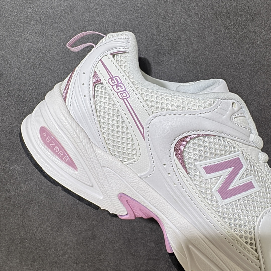 图片[8]-【公司级】New Balance NB530 新百伦复古透气跑步鞋 以皮革为主的人气轮廓 以极具复古风范的跑鞋外观呈现 设计上全鞋以简约清爽的纯白色作基底 鞋身覆盖大面积织物网眼材质 并于鞋头、鞋带孔眼片等细节处点缀对比鲜明的反光银镀层凸显 鞋舌、侧身等位置则辅以一贯的「N」字标志和品牌徽标彰显身份 最后通过搭载的 ABZORB 缓震中底完善整体造型 货号：U530CSA 尺码：36-45-选品中心