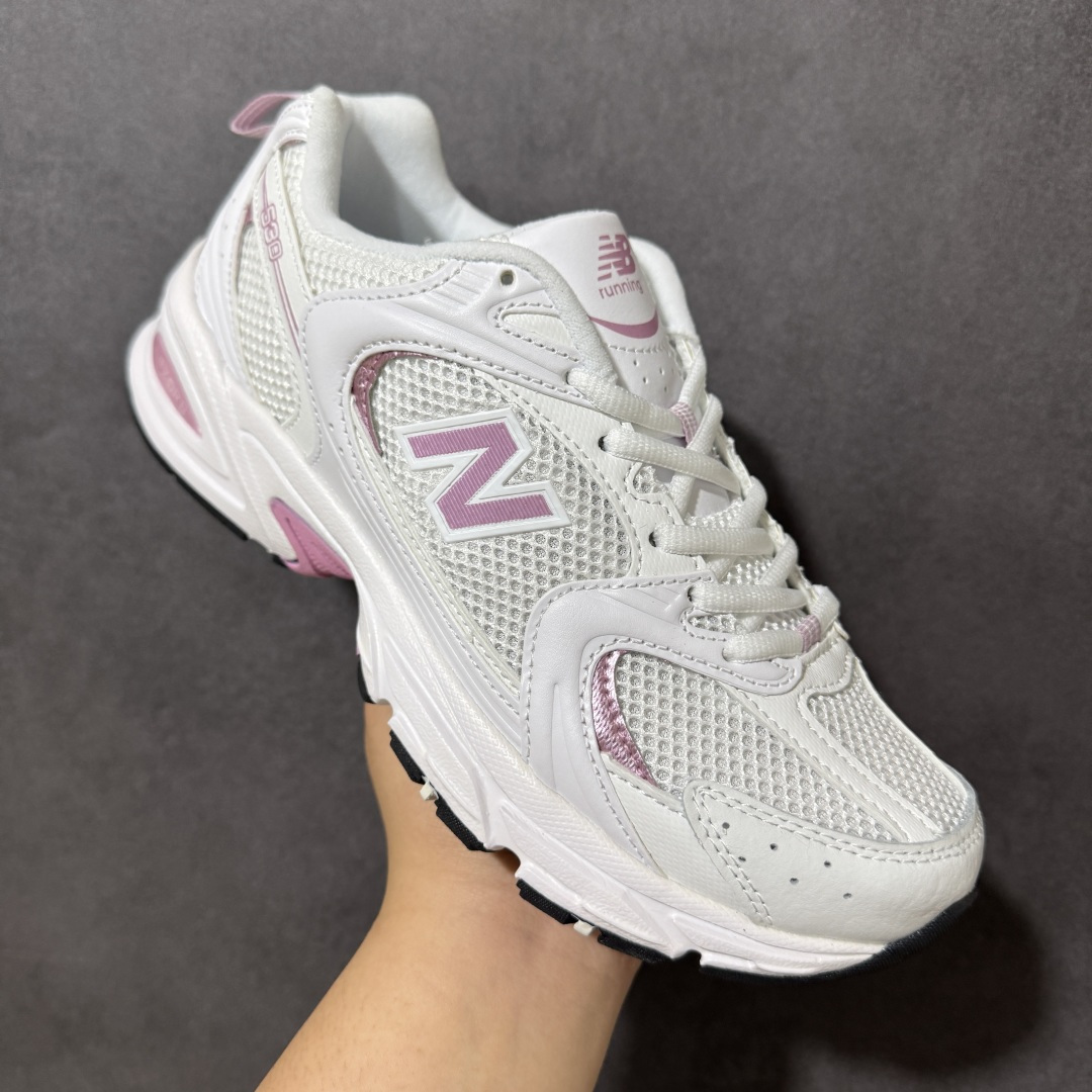图片[3]-【公司级】New Balance NB530 新百伦复古透气跑步鞋 以皮革为主的人气轮廓 以极具复古风范的跑鞋外观呈现 设计上全鞋以简约清爽的纯白色作基底 鞋身覆盖大面积织物网眼材质 并于鞋头、鞋带孔眼片等细节处点缀对比鲜明的反光银镀层凸显 鞋舌、侧身等位置则辅以一贯的「N」字标志和品牌徽标彰显身份 最后通过搭载的 ABZORB 缓震中底完善整体造型 货号：U530CSA 尺码：36-45-选品中心