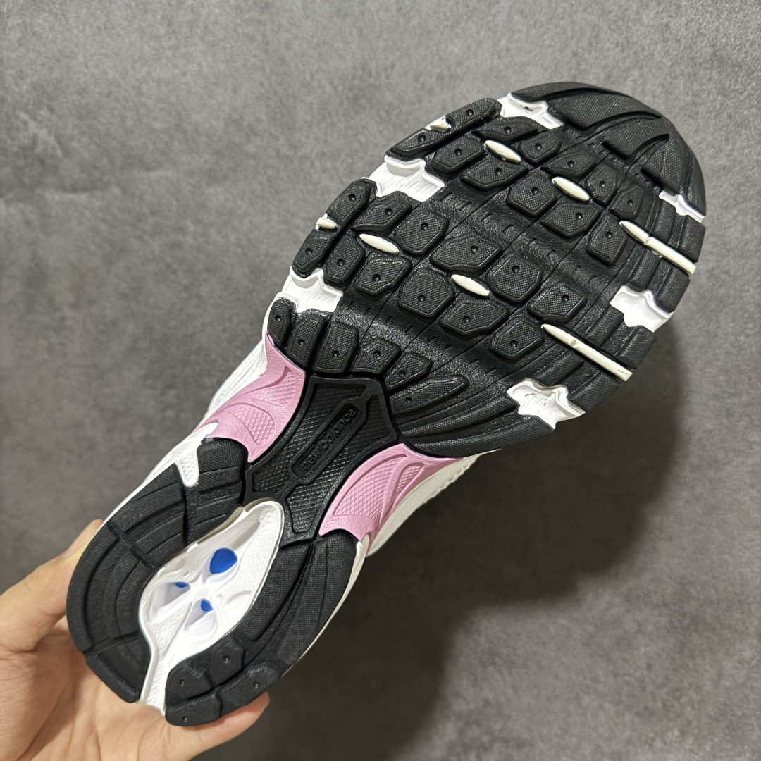 图片[9]-【公司级】New Balance NB530 新百伦复古透气跑步鞋 以皮革为主的人气轮廓 以极具复古风范的跑鞋外观呈现 设计上全鞋以简约清爽的纯白色作基底 鞋身覆盖大面积织物网眼材质 并于鞋头、鞋带孔眼片等细节处点缀对比鲜明的反光银镀层凸显 鞋舌、侧身等位置则辅以一贯的「N」字标志和品牌徽标彰显身份 最后通过搭载的 ABZORB 缓震中底完善整体造型 货号：U530CSA 尺码：36-45-选品中心