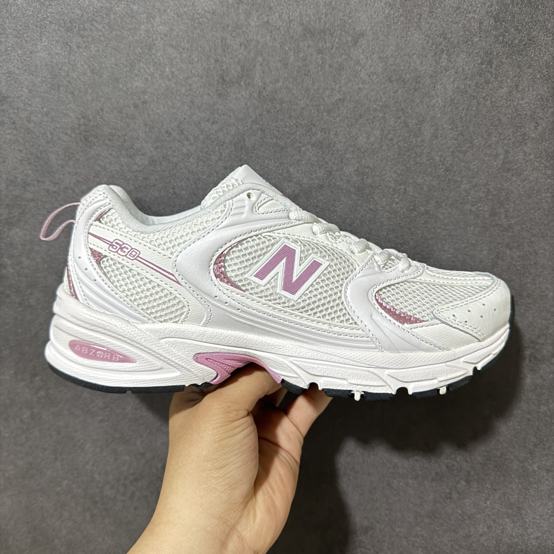 【公司级】New Balance NB530 新百伦复古透气跑步鞋 以皮革为主的人气轮廓 以极具复古风范的跑鞋外观呈现 设计上全鞋以简约清爽的纯白色作基底 鞋身覆盖大面积织物网眼材质 并于鞋头、鞋带孔眼片等细节处点缀对比鲜明的反光银镀层凸显 鞋舌、侧身等位置则辅以一贯的「N」字标志和品牌徽标彰显身份 最后通过搭载的 ABZORB 缓震中底完善整体造型 货号：U530CSA 尺码：36-45-选品中心