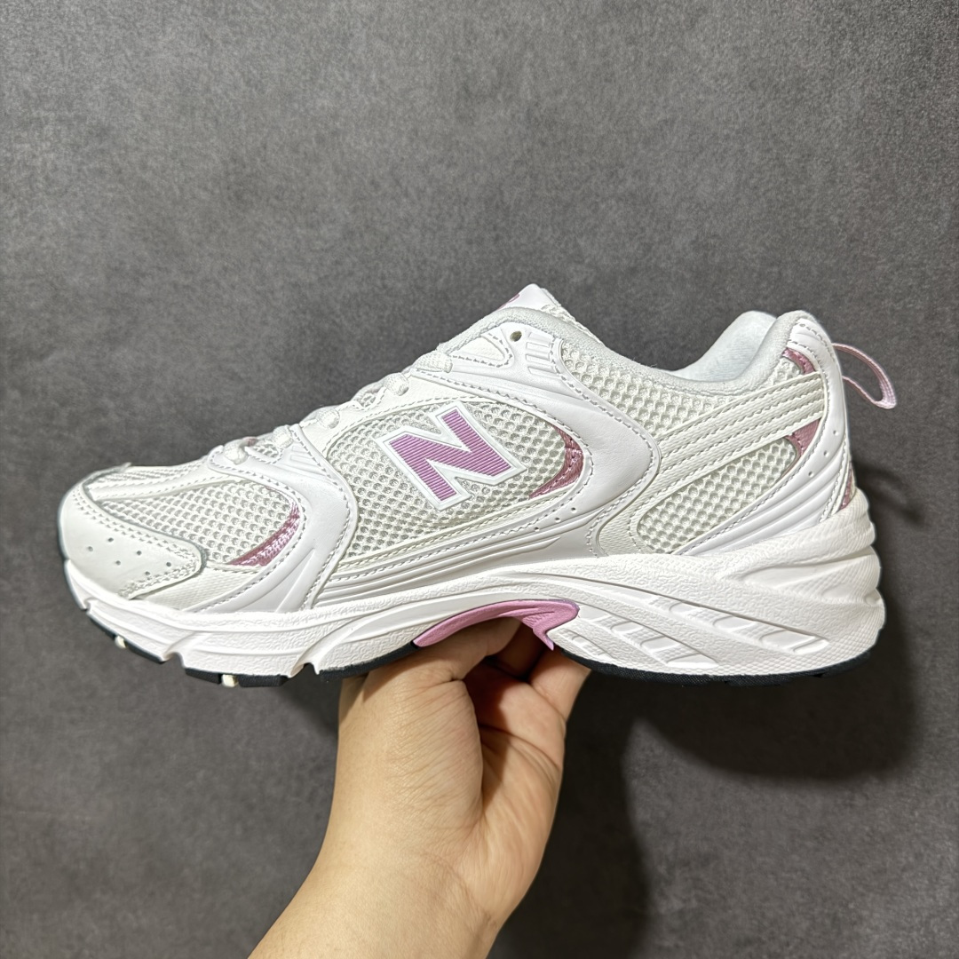 图片[2]-【公司级】New Balance NB530 新百伦复古透气跑步鞋 以皮革为主的人气轮廓 以极具复古风范的跑鞋外观呈现 设计上全鞋以简约清爽的纯白色作基底 鞋身覆盖大面积织物网眼材质 并于鞋头、鞋带孔眼片等细节处点缀对比鲜明的反光银镀层凸显 鞋舌、侧身等位置则辅以一贯的「N」字标志和品牌徽标彰显身份 最后通过搭载的 ABZORB 缓震中底完善整体造型 货号：U530CSA 尺码：36-45-选品中心