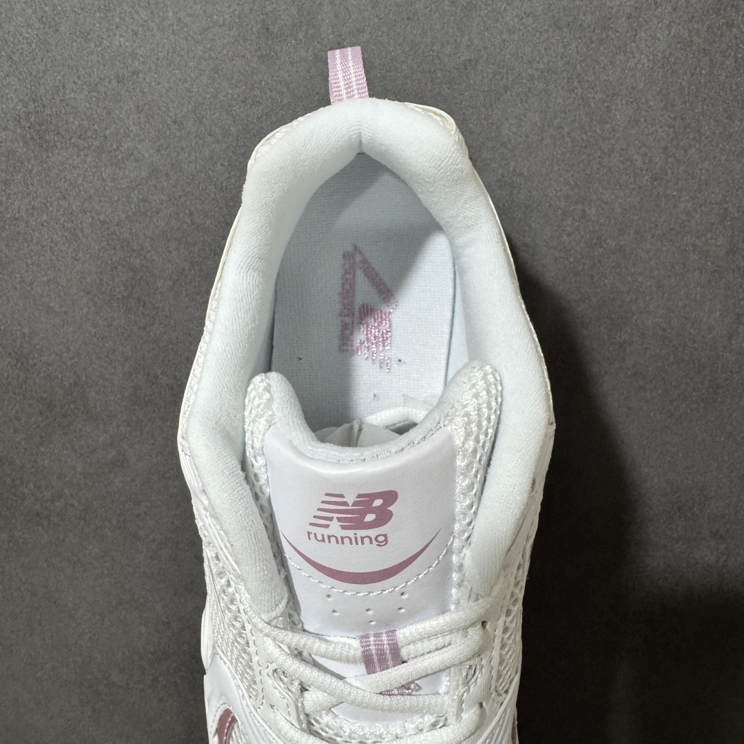 图片[6]-【公司级】New Balance NB530 新百伦复古透气跑步鞋 以皮革为主的人气轮廓 以极具复古风范的跑鞋外观呈现 设计上全鞋以简约清爽的纯白色作基底 鞋身覆盖大面积织物网眼材质 并于鞋头、鞋带孔眼片等细节处点缀对比鲜明的反光银镀层凸显 鞋舌、侧身等位置则辅以一贯的「N」字标志和品牌徽标彰显身份 最后通过搭载的 ABZORB 缓震中底完善整体造型 货号：U530CSA 尺码：36-45-选品中心