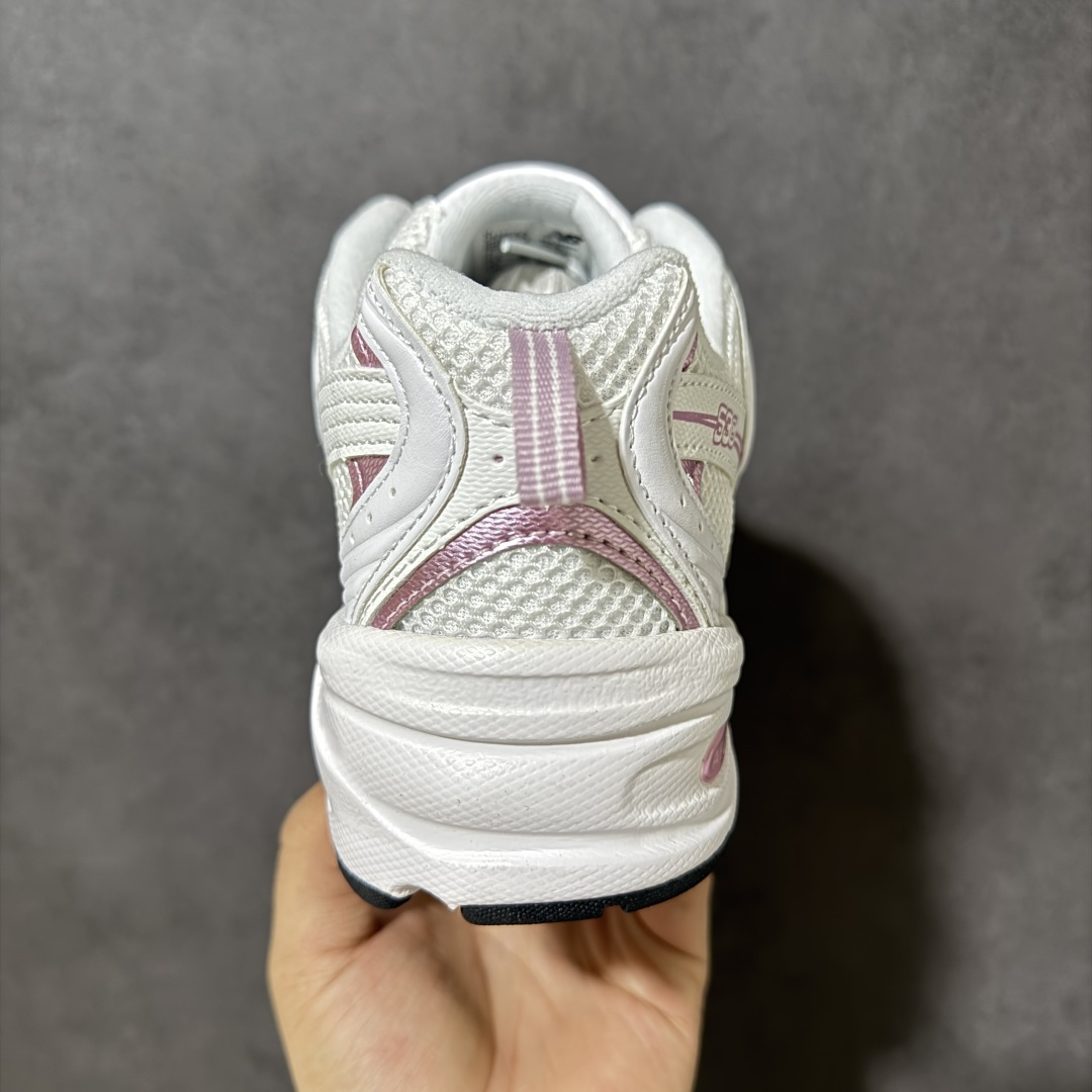 图片[4]-【公司级】New Balance NB530 新百伦复古透气跑步鞋 以皮革为主的人气轮廓 以极具复古风范的跑鞋外观呈现 设计上全鞋以简约清爽的纯白色作基底 鞋身覆盖大面积织物网眼材质 并于鞋头、鞋带孔眼片等细节处点缀对比鲜明的反光银镀层凸显 鞋舌、侧身等位置则辅以一贯的「N」字标志和品牌徽标彰显身份 最后通过搭载的 ABZORB 缓震中底完善整体造型 货号：U530CSA 尺码：36-45-选品中心