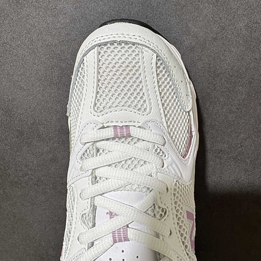 图片[5]-【公司级】New Balance NB530 新百伦复古透气跑步鞋 以皮革为主的人气轮廓 以极具复古风范的跑鞋外观呈现 设计上全鞋以简约清爽的纯白色作基底 鞋身覆盖大面积织物网眼材质 并于鞋头、鞋带孔眼片等细节处点缀对比鲜明的反光银镀层凸显 鞋舌、侧身等位置则辅以一贯的「N」字标志和品牌徽标彰显身份 最后通过搭载的 ABZORB 缓震中底完善整体造型 货号：U530CSA 尺码：36-45-选品中心