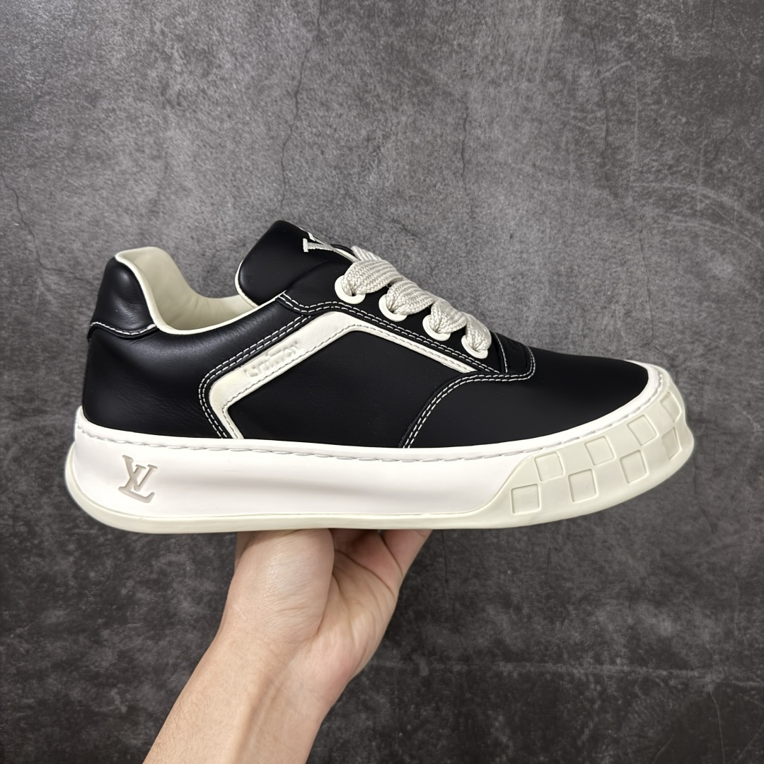 【佛山超a版】LV 路易威登LOUIS VUITTON Tilted Low Sneakers 倾斜系列低帮复古休闲运动文化百搭板鞋 2026早春款板鞋 市场最顶天花板 正确细节 完美版型做工 欢迎对比市场任何品质的货品 广东原产 升级原楦型开发纸版 包装说明书防尘布袋物件(附送官方快递加固牛皮纸外盒!!)#采用Monogram 丹宁布鞋面材质#鞋垫嵌入软脚感EVA物料#后跟耐弯折滴塑支撑片#全新开发TPR光泽组合隔色鞋底❗ 尺码：39 40 41 42 43 44 45-选品中心