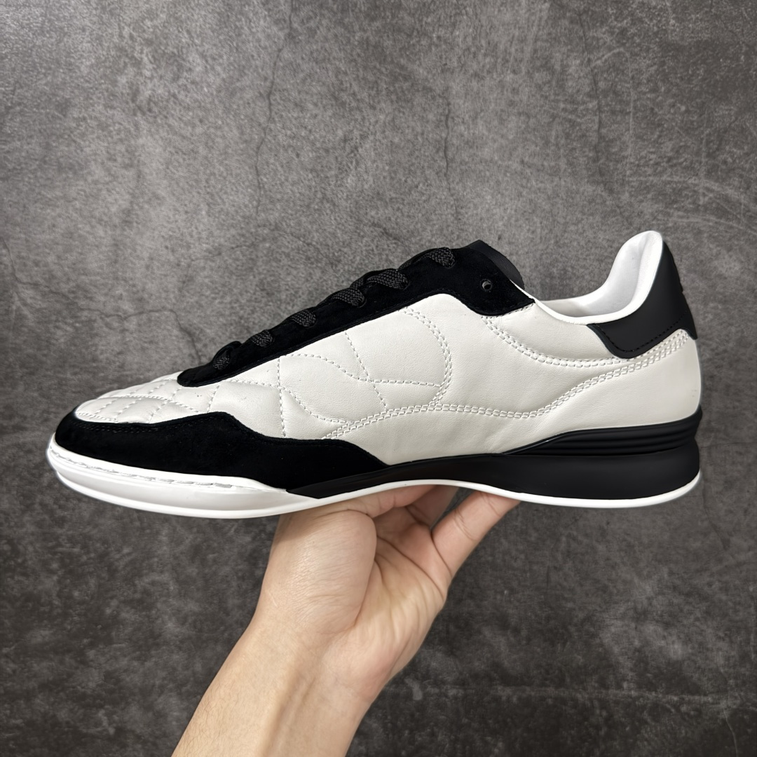 图片[2]-【佛山超A版】CHANEL 26S小牛皮 绒面羊皮 熊猫德训鞋圆头系带运动鞋 黑色 绒面小牛皮 圆头系带 平底 低帮 生活休闲鞋 经典款 爆款 顶级渠道货 市场最强没有之一 区别市面任意版本 原厂细腻牛皮 质感满分 细节非常完美 高端货 欢迎对比 原版购入开发 做货 小香最新隐藏款网球鞋软菱格纹 柔软小羊皮配搭大鞋舌和经典双C logo 满满的复古感又是最最最百搭的黑白配色 coco女孩必入的一款休闲鞋 鞋底碎钉设计 超级柔软 ▪️ 面料：原版定制小羊皮菱格纹 ▪️ 内里：进口定制羊皮+网里 ▪️ 鞋底：原版开模碎钉橡胶材质 ▪️ 尺码： 35- 45-选品中心