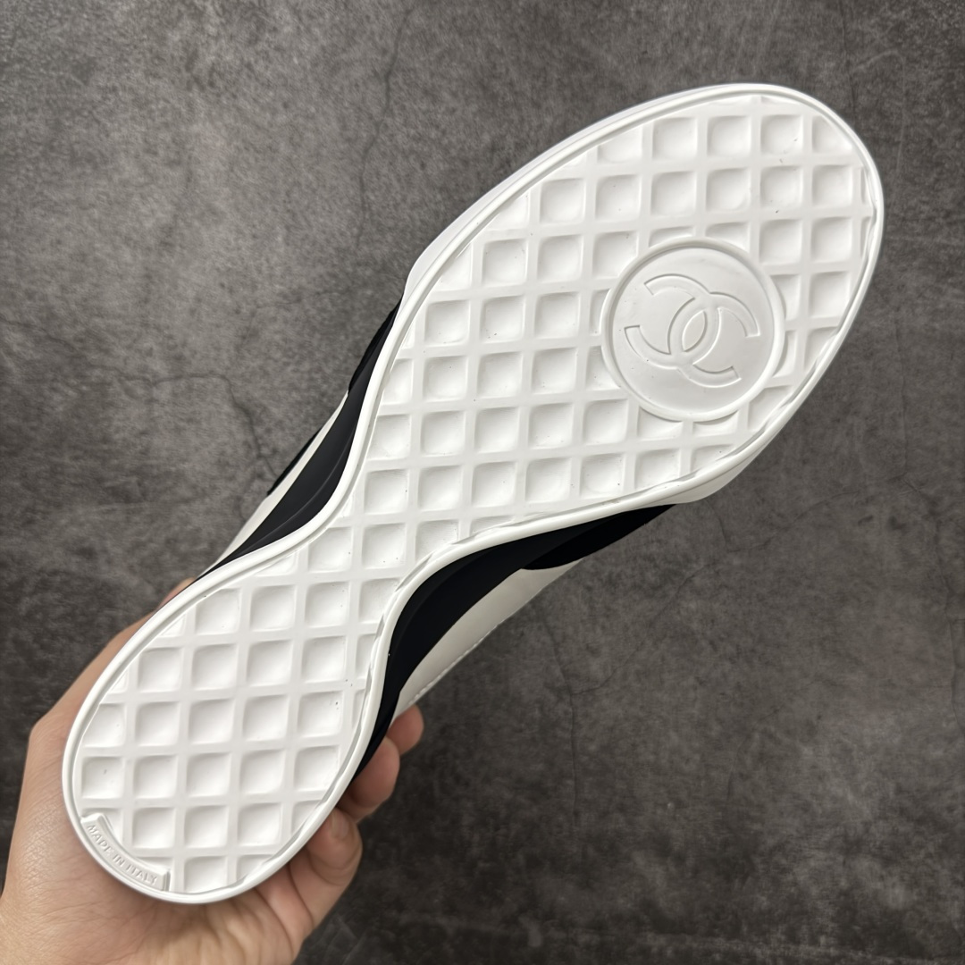 图片[9]-【佛山超A版】CHANEL 26S小牛皮 绒面羊皮 熊猫德训鞋圆头系带运动鞋 黑色 绒面小牛皮 圆头系带 平底 低帮 生活休闲鞋 经典款 爆款 顶级渠道货 市场最强没有之一 区别市面任意版本 原厂细腻牛皮 质感满分 细节非常完美 高端货 欢迎对比 原版购入开发 做货 小香最新隐藏款网球鞋软菱格纹 柔软小羊皮配搭大鞋舌和经典双C logo 满满的复古感又是最最最百搭的黑白配色 coco女孩必入的一款休闲鞋 鞋底碎钉设计 超级柔软 ▪️ 面料：原版定制小羊皮菱格纹 ▪️ 内里：进口定制羊皮+网里 ▪️ 鞋底：原版开模碎钉橡胶材质 ▪️ 尺码： 35- 45-选品中心