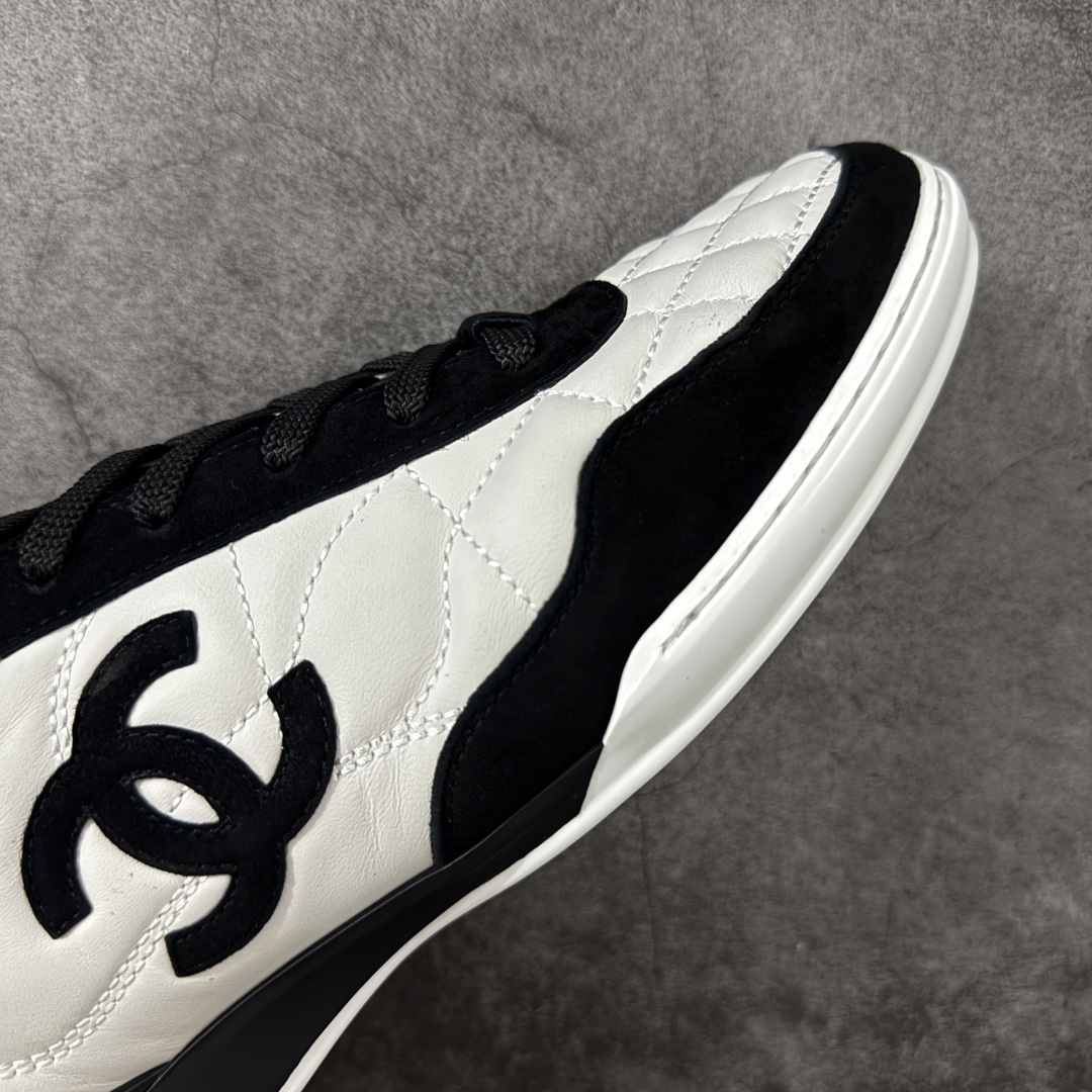 图片[6]-【佛山超A版】CHANEL 26S小牛皮 绒面羊皮 熊猫德训鞋圆头系带运动鞋 黑色 绒面小牛皮 圆头系带 平底 低帮 生活休闲鞋 经典款 爆款 顶级渠道货 市场最强没有之一 区别市面任意版本 原厂细腻牛皮 质感满分 细节非常完美 高端货 欢迎对比 原版购入开发 做货 小香最新隐藏款网球鞋软菱格纹 柔软小羊皮配搭大鞋舌和经典双C logo 满满的复古感又是最最最百搭的黑白配色 coco女孩必入的一款休闲鞋 鞋底碎钉设计 超级柔软 ▪️ 面料：原版定制小羊皮菱格纹 ▪️ 内里：进口定制羊皮+网里 ▪️ 鞋底：原版开模碎钉橡胶材质 ▪️ 尺码： 35- 45-选品中心