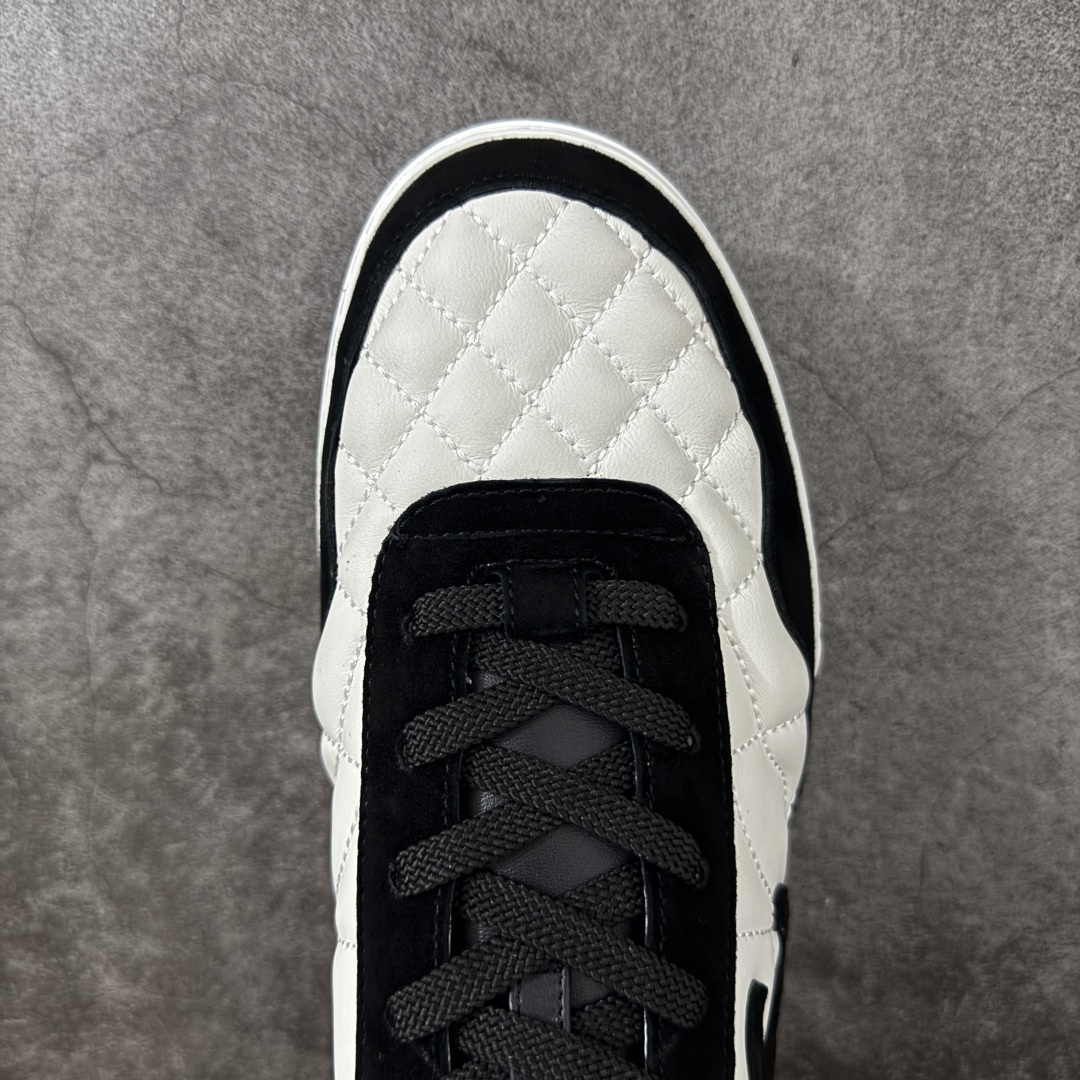 图片[5]-【佛山超A版】CHANEL 26S小牛皮 绒面羊皮 熊猫德训鞋圆头系带运动鞋 黑色 绒面小牛皮 圆头系带 平底 低帮 生活休闲鞋 经典款 爆款 顶级渠道货 市场最强没有之一 区别市面任意版本 原厂细腻牛皮 质感满分 细节非常完美 高端货 欢迎对比 原版购入开发 做货 小香最新隐藏款网球鞋软菱格纹 柔软小羊皮配搭大鞋舌和经典双C logo 满满的复古感又是最最最百搭的黑白配色 coco女孩必入的一款休闲鞋 鞋底碎钉设计 超级柔软 ▪️ 面料：原版定制小羊皮菱格纹 ▪️ 内里：进口定制羊皮+网里 ▪️ 鞋底：原版开模碎钉橡胶材质 ▪️ 尺码： 35- 45-选品中心