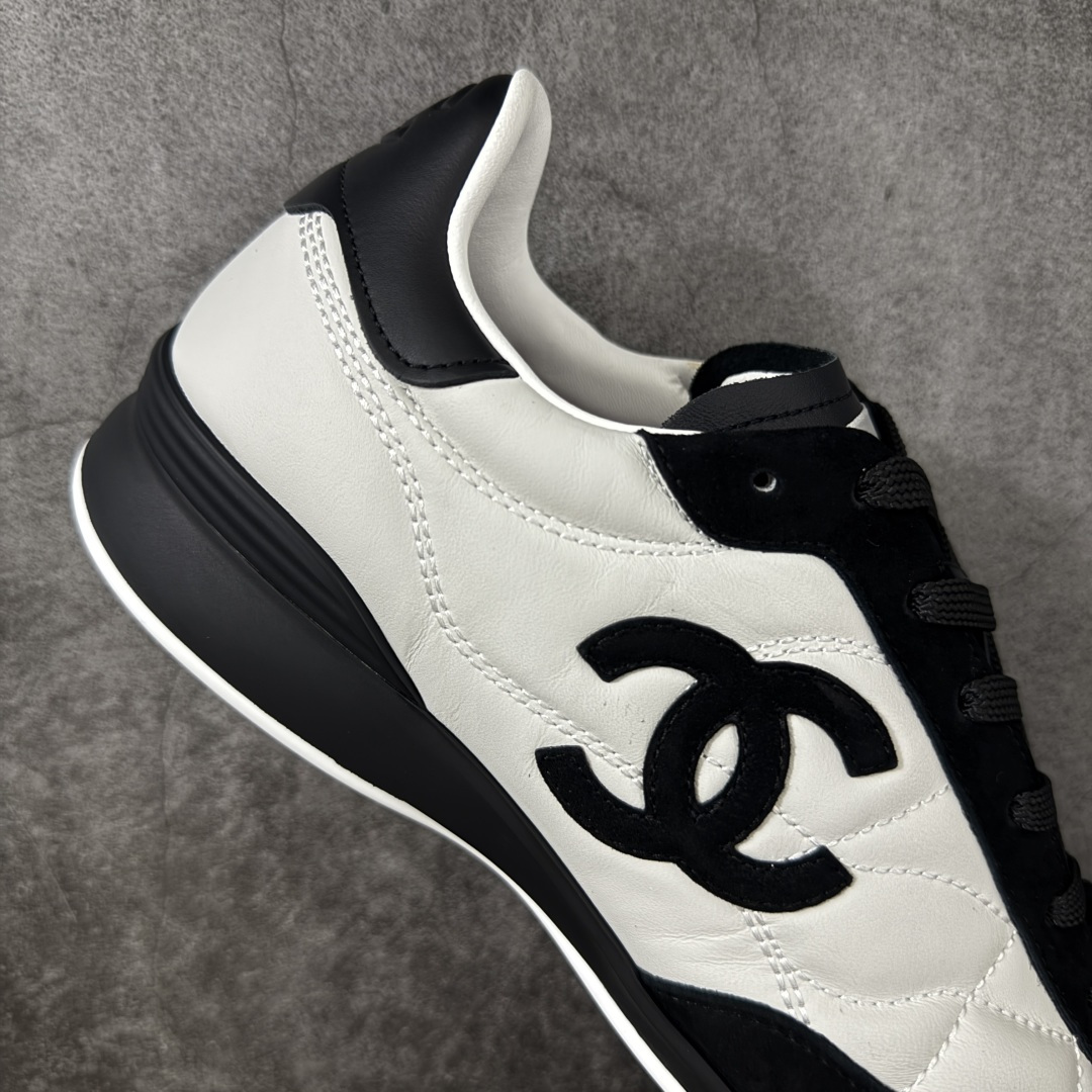 图片[7]-【佛山超A版】CHANEL 26S小牛皮 绒面羊皮 熊猫德训鞋圆头系带运动鞋 黑色 绒面小牛皮 圆头系带 平底 低帮 生活休闲鞋 经典款 爆款 顶级渠道货 市场最强没有之一 区别市面任意版本 原厂细腻牛皮 质感满分 细节非常完美 高端货 欢迎对比 原版购入开发 做货 小香最新隐藏款网球鞋软菱格纹 柔软小羊皮配搭大鞋舌和经典双C logo 满满的复古感又是最最最百搭的黑白配色 coco女孩必入的一款休闲鞋 鞋底碎钉设计 超级柔软 ▪️ 面料：原版定制小羊皮菱格纹 ▪️ 内里：进口定制羊皮+网里 ▪️ 鞋底：原版开模碎钉橡胶材质 ▪️ 尺码： 35- 45-选品中心