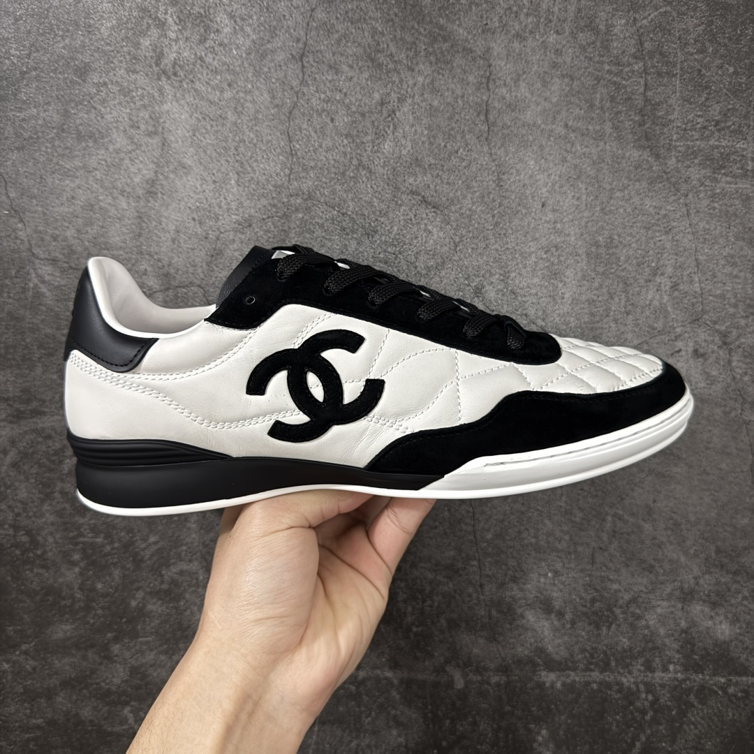 【佛山超A版】CHANEL 26S小牛皮 绒面羊皮 熊猫德训鞋圆头系带运动鞋 黑色 绒面小牛皮 圆头系带 平底 低帮 生活休闲鞋 经典款 爆款 顶级渠道货 市场最强没有之一 区别市面任意版本 原厂细腻牛皮 质感满分 细节非常完美 高端货 欢迎对比 原版购入开发 做货 小香最新隐藏款网球鞋软菱格纹 柔软小羊皮配搭大鞋舌和经典双C logo 满满的复古感又是最最最百搭的黑白配色 coco女孩必入的一款休闲鞋 鞋底碎钉设计 超级柔软 ▪️ 面料：原版定制小羊皮菱格纹 ▪️ 内里：进口定制羊皮+网里 ▪️ 鞋底：原版开模碎钉橡胶材质 ▪️ 尺码： 35- 45-选品中心