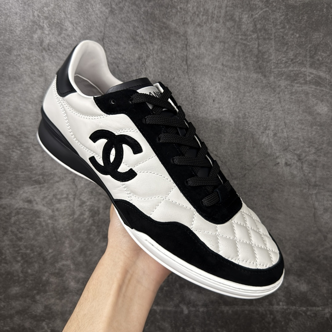 图片[3]-【佛山超A版】CHANEL 26S小牛皮 绒面羊皮 熊猫德训鞋圆头系带运动鞋 黑色 绒面小牛皮 圆头系带 平底 低帮 生活休闲鞋 经典款 爆款 顶级渠道货 市场最强没有之一 区别市面任意版本 原厂细腻牛皮 质感满分 细节非常完美 高端货 欢迎对比 原版购入开发 做货 小香最新隐藏款网球鞋软菱格纹 柔软小羊皮配搭大鞋舌和经典双C logo 满满的复古感又是最最最百搭的黑白配色 coco女孩必入的一款休闲鞋 鞋底碎钉设计 超级柔软 ▪️ 面料：原版定制小羊皮菱格纹 ▪️ 内里：进口定制羊皮+网里 ▪️ 鞋底：原版开模碎钉橡胶材质 ▪️ 尺码： 35- 45-选品中心