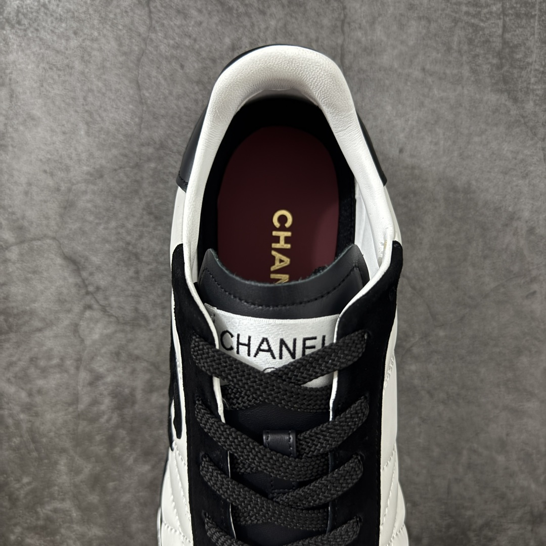 图片[8]-【佛山超A版】CHANEL 26S小牛皮 绒面羊皮 熊猫德训鞋圆头系带运动鞋 黑色 绒面小牛皮 圆头系带 平底 低帮 生活休闲鞋 经典款 爆款 顶级渠道货 市场最强没有之一 区别市面任意版本 原厂细腻牛皮 质感满分 细节非常完美 高端货 欢迎对比 原版购入开发 做货 小香最新隐藏款网球鞋软菱格纹 柔软小羊皮配搭大鞋舌和经典双C logo 满满的复古感又是最最最百搭的黑白配色 coco女孩必入的一款休闲鞋 鞋底碎钉设计 超级柔软 ▪️ 面料：原版定制小羊皮菱格纹 ▪️ 内里：进口定制羊皮+网里 ▪️ 鞋底：原版开模碎钉橡胶材质 ▪️ 尺码： 35- 45-选品中心