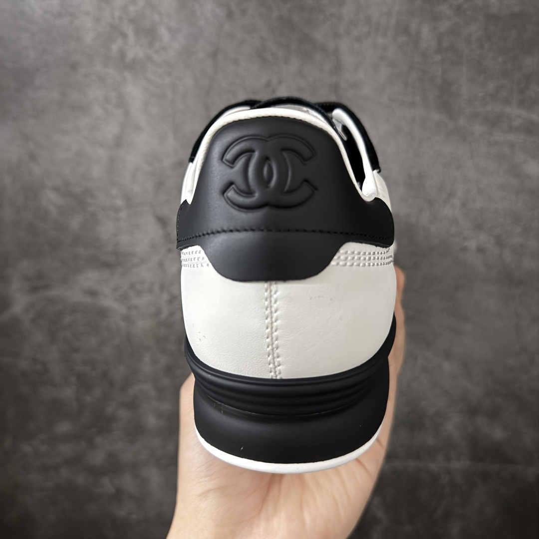 图片[4]-【佛山超A版】CHANEL 26S小牛皮 绒面羊皮 熊猫德训鞋圆头系带运动鞋 黑色 绒面小牛皮 圆头系带 平底 低帮 生活休闲鞋 经典款 爆款 顶级渠道货 市场最强没有之一 区别市面任意版本 原厂细腻牛皮 质感满分 细节非常完美 高端货 欢迎对比 原版购入开发 做货 小香最新隐藏款网球鞋软菱格纹 柔软小羊皮配搭大鞋舌和经典双C logo 满满的复古感又是最最最百搭的黑白配色 coco女孩必入的一款休闲鞋 鞋底碎钉设计 超级柔软 ▪️ 面料：原版定制小羊皮菱格纹 ▪️ 内里：进口定制羊皮+网里 ▪️ 鞋底：原版开模碎钉橡胶材质 ▪️ 尺码： 35- 45-选品中心
