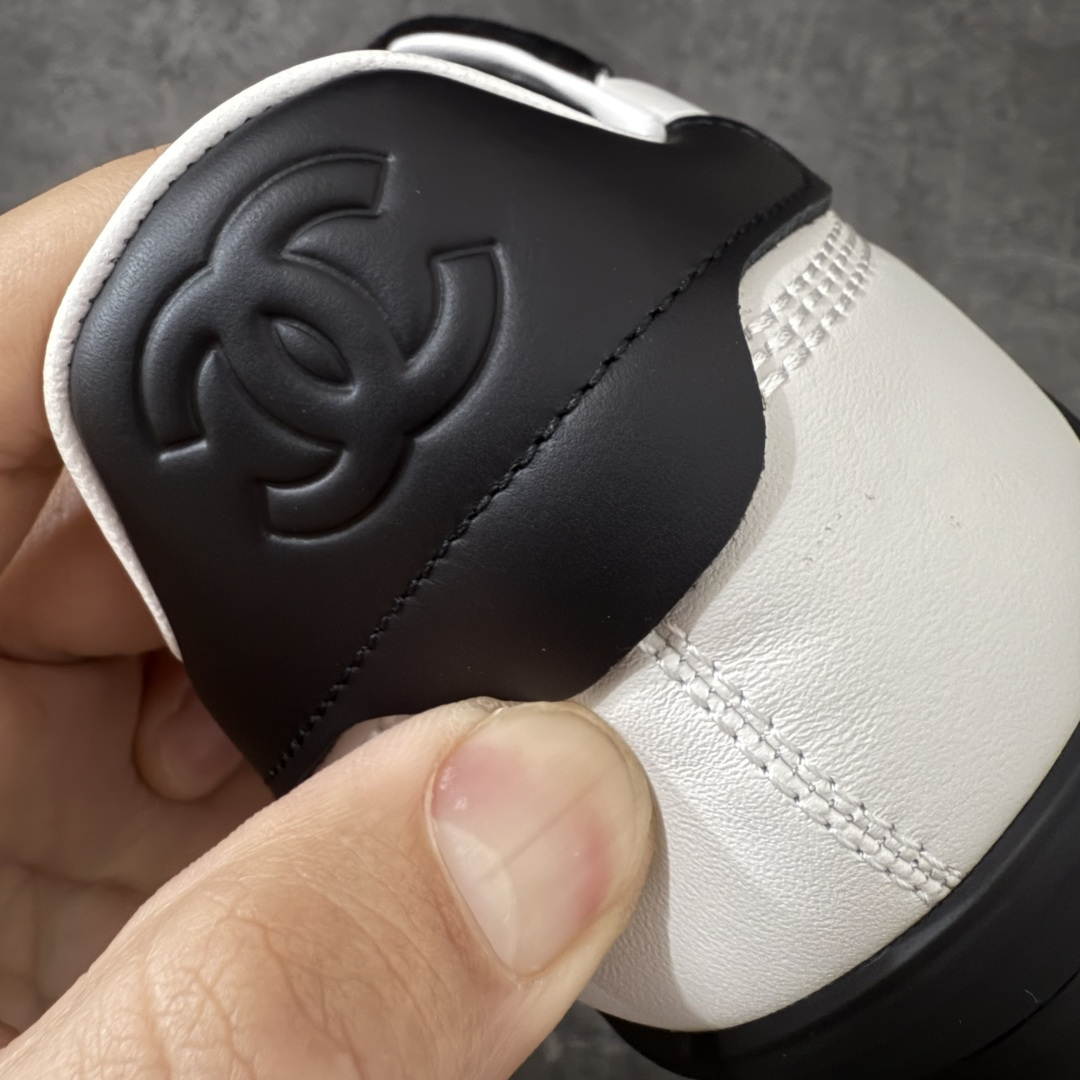 图片[2]-【佛山超A版】CHANEL 26S小牛皮 绒面羊皮 熊猫德训鞋圆头系带运动鞋 黑色 绒面小牛皮 圆头系带 平底 低帮 生活休闲鞋 经典款 爆款 顶级渠道货 市场最强没有之一 区别市面任意版本 原厂细腻牛皮 质感满分 细节非常完美 高端货 欢迎对比 原版购入开发 做货 小香最新隐藏款网球鞋软菱格纹 柔软小羊皮配搭大鞋舌和经典双C logo 满满的复古感又是最最最百搭的黑白配色 coco女孩必入的一款休闲鞋 鞋底碎钉设计 超级柔软 ▪️ 面料：原版定制小羊皮菱格纹 ▪️ 内里：进口定制羊皮+网里 ▪️ 鞋底：原版开模碎钉橡胶材质 ▪️ 尺码： 35- 45-选品中心