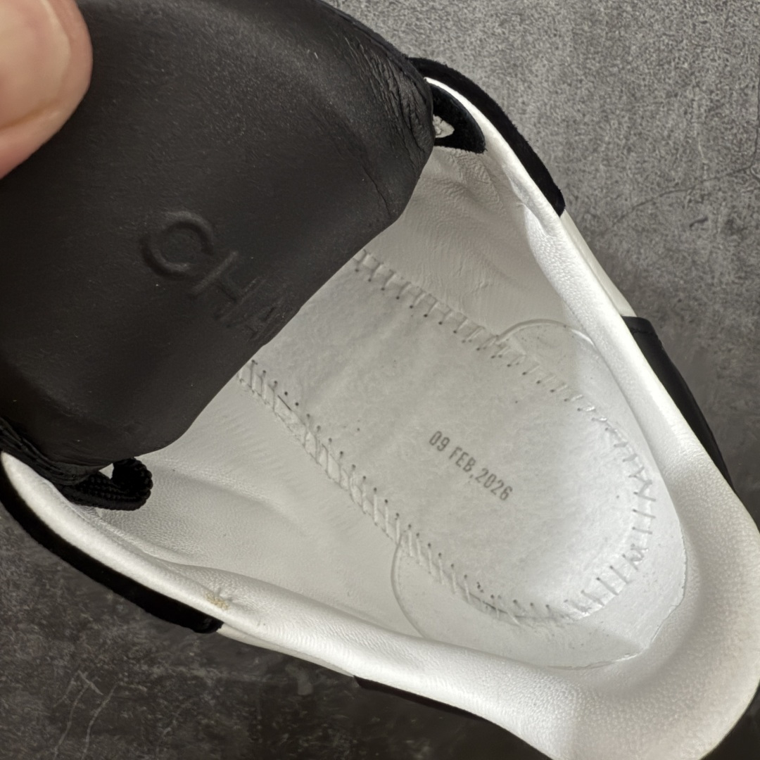 图片[9]-【佛山超A版】CHANEL 26S小牛皮 绒面羊皮 熊猫德训鞋圆头系带运动鞋 黑色 绒面小牛皮 圆头系带 平底 低帮 生活休闲鞋 经典款 爆款 顶级渠道货 市场最强没有之一 区别市面任意版本 原厂细腻牛皮 质感满分 细节非常完美 高端货 欢迎对比 原版购入开发 做货 小香最新隐藏款网球鞋软菱格纹 柔软小羊皮配搭大鞋舌和经典双C logo 满满的复古感又是最最最百搭的黑白配色 coco女孩必入的一款休闲鞋 鞋底碎钉设计 超级柔软 ▪️ 面料：原版定制小羊皮菱格纹 ▪️ 内里：进口定制羊皮+网里 ▪️ 鞋底：原版开模碎钉橡胶材质 ▪️ 尺码： 35- 45-选品中心