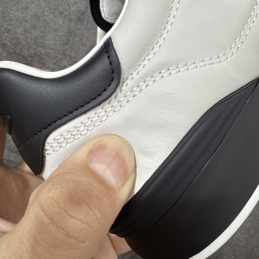 图片[3]-【佛山超A版】CHANEL 26S小牛皮 绒面羊皮 熊猫德训鞋圆头系带运动鞋 黑色 绒面小牛皮 圆头系带 平底 低帮 生活休闲鞋 经典款 爆款 顶级渠道货 市场最强没有之一 区别市面任意版本 原厂细腻牛皮 质感满分 细节非常完美 高端货 欢迎对比 原版购入开发 做货 小香最新隐藏款网球鞋软菱格纹 柔软小羊皮配搭大鞋舌和经典双C logo 满满的复古感又是最最最百搭的黑白配色 coco女孩必入的一款休闲鞋 鞋底碎钉设计 超级柔软 ▪️ 面料：原版定制小羊皮菱格纹 ▪️ 内里：进口定制羊皮+网里 ▪️ 鞋底：原版开模碎钉橡胶材质 ▪️ 尺码： 35- 45-选品中心