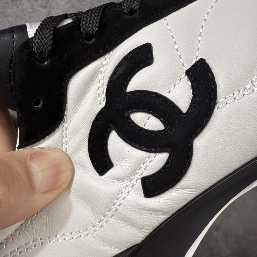 图片[4]-【佛山超A版】CHANEL 26S小牛皮 绒面羊皮 熊猫德训鞋圆头系带运动鞋 黑色 绒面小牛皮 圆头系带 平底 低帮 生活休闲鞋 经典款 爆款 顶级渠道货 市场最强没有之一 区别市面任意版本 原厂细腻牛皮 质感满分 细节非常完美 高端货 欢迎对比 原版购入开发 做货 小香最新隐藏款网球鞋软菱格纹 柔软小羊皮配搭大鞋舌和经典双C logo 满满的复古感又是最最最百搭的黑白配色 coco女孩必入的一款休闲鞋 鞋底碎钉设计 超级柔软 ▪️ 面料：原版定制小羊皮菱格纹 ▪️ 内里：进口定制羊皮+网里 ▪️ 鞋底：原版开模碎钉橡胶材质 ▪️ 尺码： 35- 45-选品中心