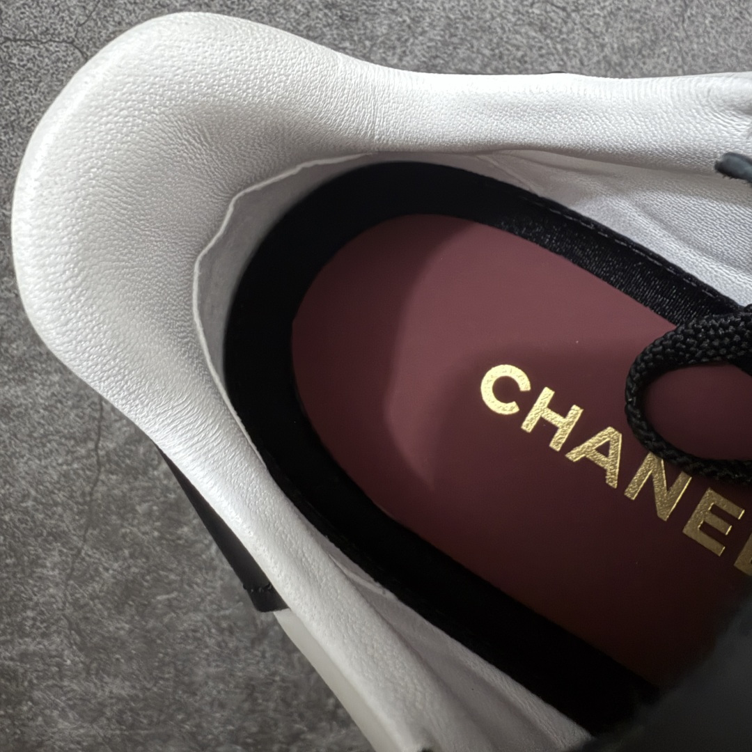 图片[8]-【佛山超A版】CHANEL 26S小牛皮 绒面羊皮 熊猫德训鞋圆头系带运动鞋 黑色 绒面小牛皮 圆头系带 平底 低帮 生活休闲鞋 经典款 爆款 顶级渠道货 市场最强没有之一 区别市面任意版本 原厂细腻牛皮 质感满分 细节非常完美 高端货 欢迎对比 原版购入开发 做货 小香最新隐藏款网球鞋软菱格纹 柔软小羊皮配搭大鞋舌和经典双C logo 满满的复古感又是最最最百搭的黑白配色 coco女孩必入的一款休闲鞋 鞋底碎钉设计 超级柔软 ▪️ 面料：原版定制小羊皮菱格纹 ▪️ 内里：进口定制羊皮+网里 ▪️ 鞋底：原版开模碎钉橡胶材质 ▪️ 尺码： 35- 45-选品中心