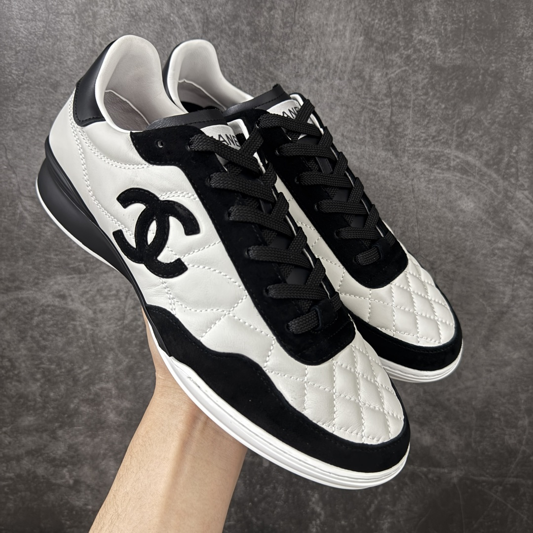【佛山超A版】CHANEL 26S小牛皮 绒面羊皮 熊猫德训鞋圆头系带运动鞋 黑色 绒面小牛皮 圆头系带 平底 低帮 生活休闲鞋 经典款 爆款 顶级渠道货 市场最强没有之一 区别市面任意版本 原厂细腻牛皮 质感满分 细节非常完美 高端货 欢迎对比 原版购入开发 做货 小香最新隐藏款网球鞋软菱格纹 柔软小羊皮配搭大鞋舌和经典双C logo 满满的复古感又是最最最百搭的黑白配色 coco女孩必入的一款休闲鞋 鞋底碎钉设计 超级柔软 ▪️ 面料：原版定制小羊皮菱格纹 ▪️ 内里：进口定制羊皮+网里 ▪️ 鞋底：原版开模碎钉橡胶材质 ▪️ 尺码： 35- 45-选品中心