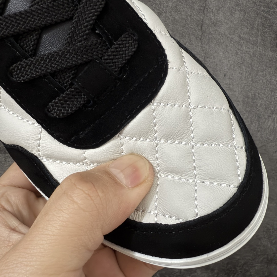 图片[5]-【佛山超A版】CHANEL 26S小牛皮 绒面羊皮 熊猫德训鞋圆头系带运动鞋 黑色 绒面小牛皮 圆头系带 平底 低帮 生活休闲鞋 经典款 爆款 顶级渠道货 市场最强没有之一 区别市面任意版本 原厂细腻牛皮 质感满分 细节非常完美 高端货 欢迎对比 原版购入开发 做货 小香最新隐藏款网球鞋软菱格纹 柔软小羊皮配搭大鞋舌和经典双C logo 满满的复古感又是最最最百搭的黑白配色 coco女孩必入的一款休闲鞋 鞋底碎钉设计 超级柔软 ▪️ 面料：原版定制小羊皮菱格纹 ▪️ 内里：进口定制羊皮+网里 ▪️ 鞋底：原版开模碎钉橡胶材质 ▪️ 尺码： 35- 45-选品中心