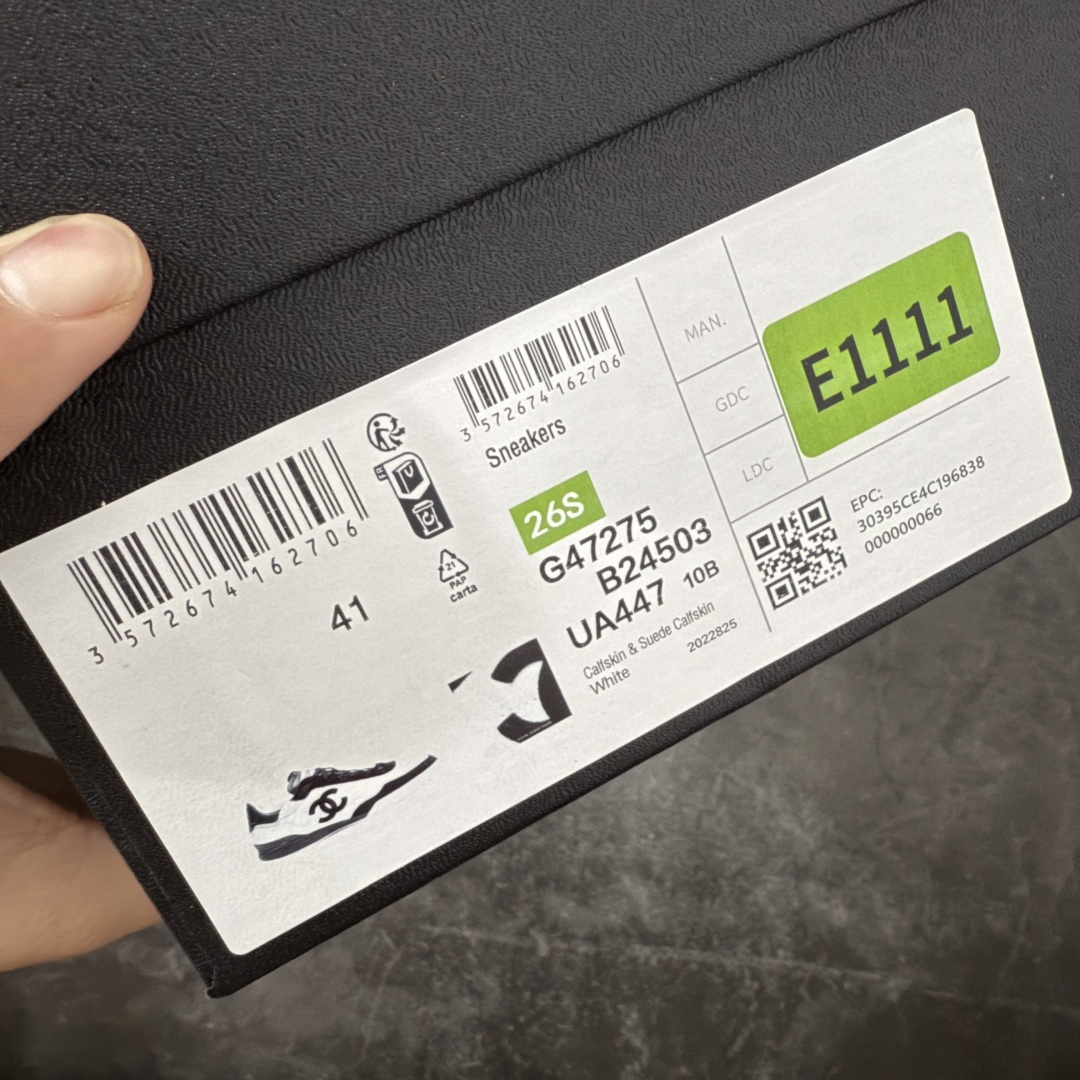 图片[10]-【佛山超A版】CHANEL 26S小牛皮 绒面羊皮 熊猫德训鞋圆头系带运动鞋 黑色 绒面小牛皮 圆头系带 平底 低帮 生活休闲鞋 经典款 爆款 顶级渠道货 市场最强没有之一 区别市面任意版本 原厂细腻牛皮 质感满分 细节非常完美 高端货 欢迎对比 原版购入开发 做货 小香最新隐藏款网球鞋软菱格纹 柔软小羊皮配搭大鞋舌和经典双C logo 满满的复古感又是最最最百搭的黑白配色 coco女孩必入的一款休闲鞋 鞋底碎钉设计 超级柔软 ▪️ 面料：原版定制小羊皮菱格纹 ▪️ 内里：进口定制羊皮+网里 ▪️ 鞋底：原版开模碎钉橡胶材质 ▪️ 尺码： 35- 45-选品中心