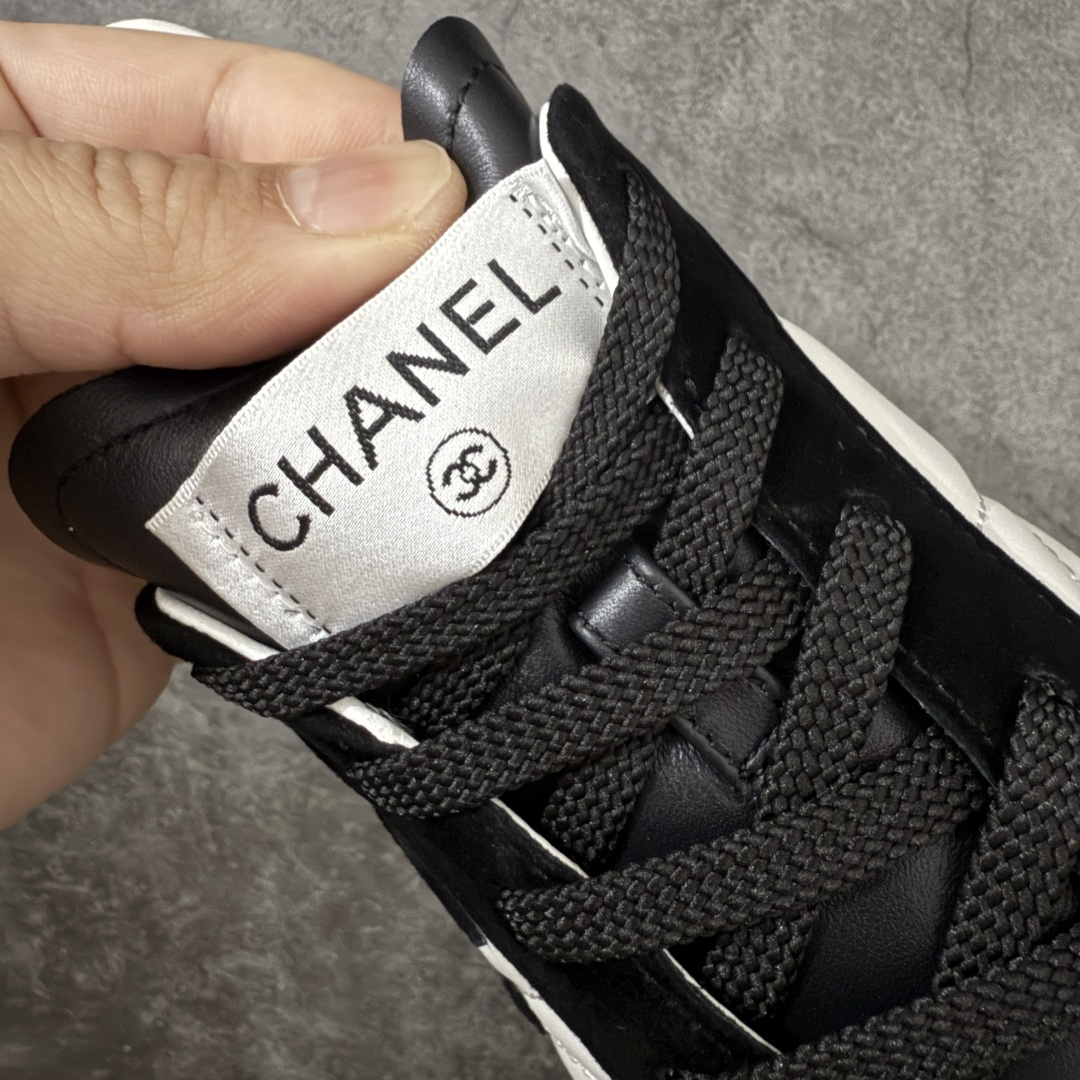 图片[6]-【佛山超A版】CHANEL 26S小牛皮 绒面羊皮 熊猫德训鞋圆头系带运动鞋 黑色 绒面小牛皮 圆头系带 平底 低帮 生活休闲鞋 经典款 爆款 顶级渠道货 市场最强没有之一 区别市面任意版本 原厂细腻牛皮 质感满分 细节非常完美 高端货 欢迎对比 原版购入开发 做货 小香最新隐藏款网球鞋软菱格纹 柔软小羊皮配搭大鞋舌和经典双C logo 满满的复古感又是最最最百搭的黑白配色 coco女孩必入的一款休闲鞋 鞋底碎钉设计 超级柔软 ▪️ 面料：原版定制小羊皮菱格纹 ▪️ 内里：进口定制羊皮+网里 ▪️ 鞋底：原版开模碎钉橡胶材质 ▪️ 尺码： 35- 45-选品中心