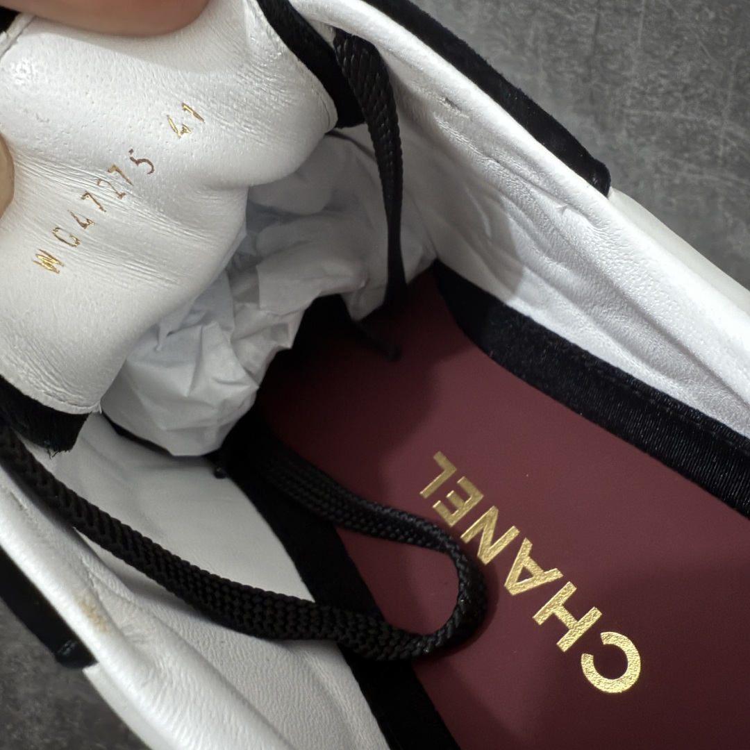 图片[7]-【佛山超A版】CHANEL 26S小牛皮 绒面羊皮 熊猫德训鞋圆头系带运动鞋 黑色 绒面小牛皮 圆头系带 平底 低帮 生活休闲鞋 经典款 爆款 顶级渠道货 市场最强没有之一 区别市面任意版本 原厂细腻牛皮 质感满分 细节非常完美 高端货 欢迎对比 原版购入开发 做货 小香最新隐藏款网球鞋软菱格纹 柔软小羊皮配搭大鞋舌和经典双C logo 满满的复古感又是最最最百搭的黑白配色 coco女孩必入的一款休闲鞋 鞋底碎钉设计 超级柔软 ▪️ 面料：原版定制小羊皮菱格纹 ▪️ 内里：进口定制羊皮+网里 ▪️ 鞋底：原版开模碎钉橡胶材质 ▪️ 尺码： 35- 45-选品中心