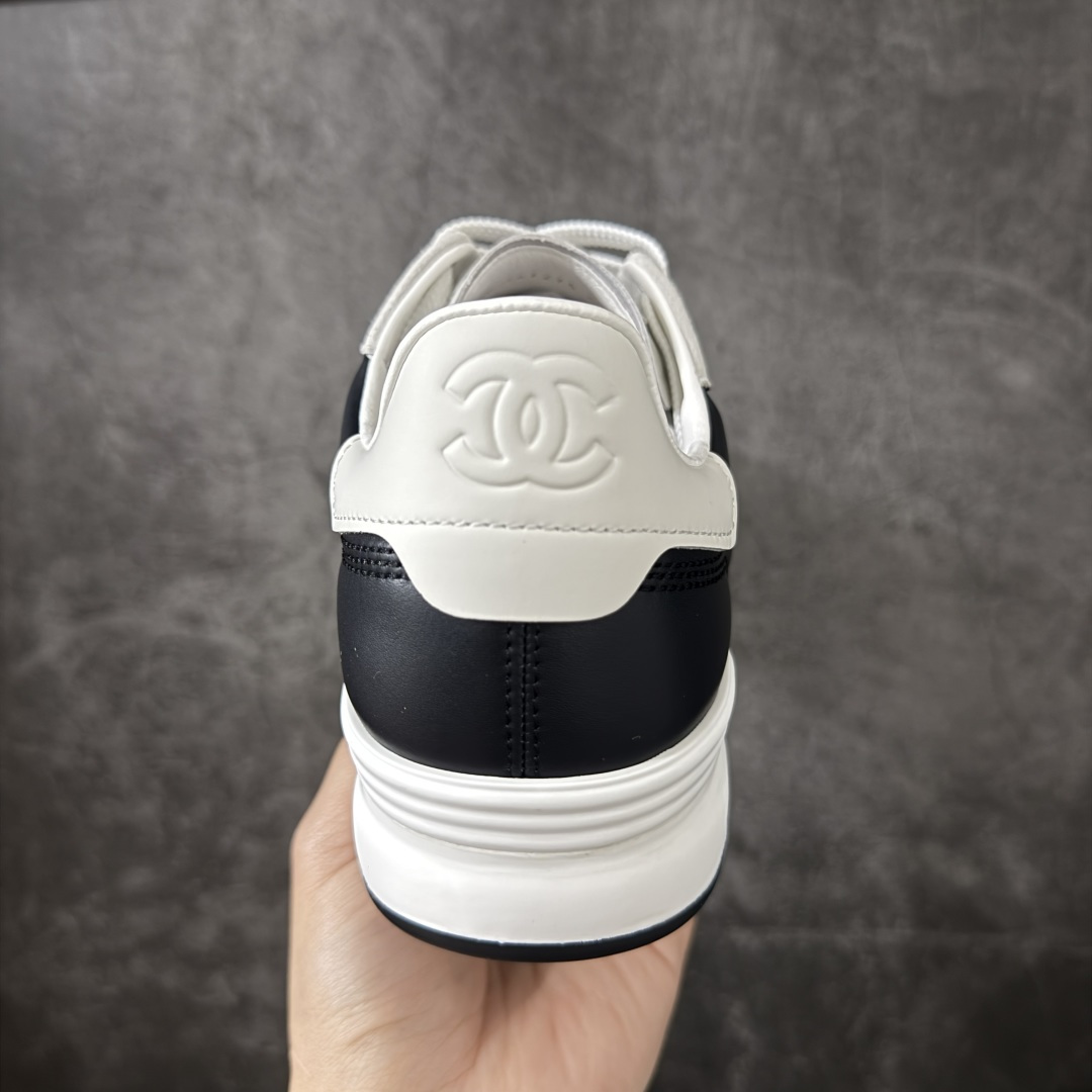 图片[4]-【佛山超A版】CHANEL 26S小牛皮 绒面羊皮 熊猫德训鞋圆头系带运动鞋 黑色 绒面小牛皮 圆头系带 平底 低帮 生活休闲鞋 经典款 爆款 顶级渠道货 市场最强没有之一 区别市面任意版本 原厂细腻牛皮 质感满分 细节非常完美 高端货 欢迎对比 原版购入开发 做货 小香最新隐藏款网球鞋软菱格纹 柔软小羊皮配搭大鞋舌和经典双C logo 满满的复古感又是最最最百搭的黑白配色 coco女孩必入的一款休闲鞋 鞋底碎钉设计 超级柔软 ▪️ 面料：原版定制小羊皮菱格纹 ▪️ 内里：进口定制羊皮+网里 ▪️ 鞋底：原版开模碎钉橡胶材质 ▪️ 尺码： 35- 45-选品中心