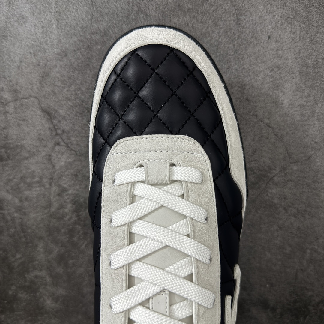 图片[5]-【佛山超A版】CHANEL 26S小牛皮 绒面羊皮 熊猫德训鞋圆头系带运动鞋 黑色 绒面小牛皮 圆头系带 平底 低帮 生活休闲鞋 经典款 爆款 顶级渠道货 市场最强没有之一 区别市面任意版本 原厂细腻牛皮 质感满分 细节非常完美 高端货 欢迎对比 原版购入开发 做货 小香最新隐藏款网球鞋软菱格纹 柔软小羊皮配搭大鞋舌和经典双C logo 满满的复古感又是最最最百搭的黑白配色 coco女孩必入的一款休闲鞋 鞋底碎钉设计 超级柔软 ▪️ 面料：原版定制小羊皮菱格纹 ▪️ 内里：进口定制羊皮+网里 ▪️ 鞋底：原版开模碎钉橡胶材质 ▪️ 尺码： 35- 45-选品中心