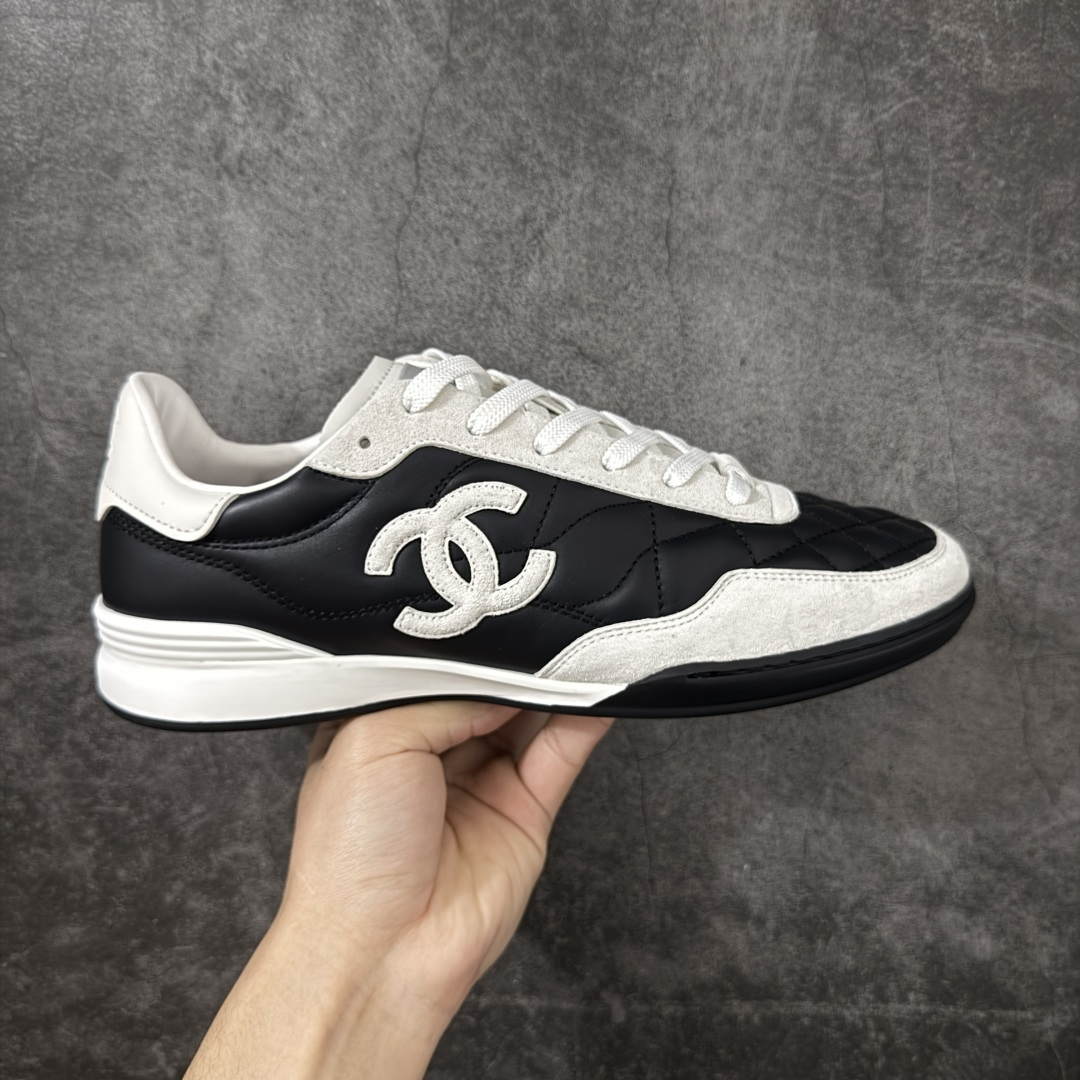【佛山超A版】CHANEL 26S小牛皮 绒面羊皮 熊猫德训鞋圆头系带运动鞋 黑色 绒面小牛皮 圆头系带 平底 低帮 生活休闲鞋 经典款 爆款 顶级渠道货 市场最强没有之一 区别市面任意版本 原厂细腻牛皮 质感满分 细节非常完美 高端货 欢迎对比 原版购入开发 做货 小香最新隐藏款网球鞋软菱格纹 柔软小羊皮配搭大鞋舌和经典双C logo 满满的复古感又是最最最百搭的黑白配色 coco女孩必入的一款休闲鞋 鞋底碎钉设计 超级柔软 ▪️ 面料：原版定制小羊皮菱格纹 ▪️ 内里：进口定制羊皮+网里 ▪️ 鞋底：原版开模碎钉橡胶材质 ▪️ 尺码： 35- 45-选品中心