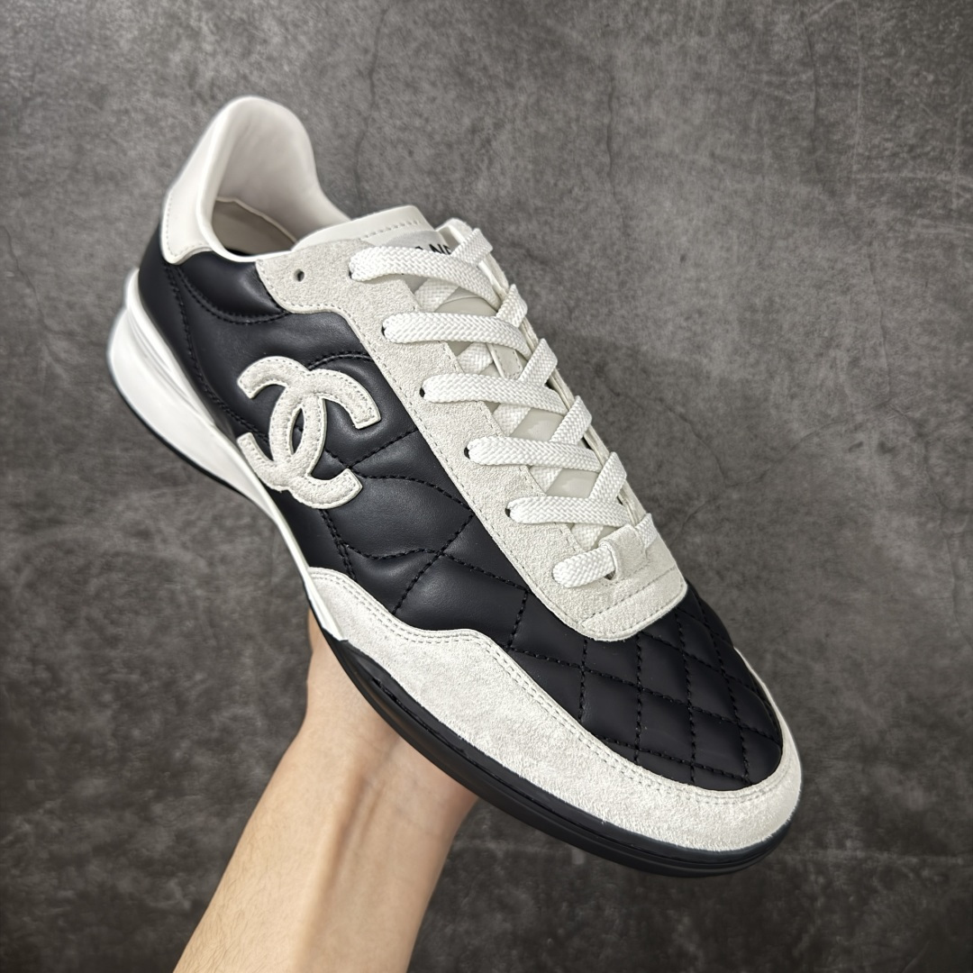 图片[3]-【佛山超A版】CHANEL 26S小牛皮 绒面羊皮 熊猫德训鞋圆头系带运动鞋 黑色 绒面小牛皮 圆头系带 平底 低帮 生活休闲鞋 经典款 爆款 顶级渠道货 市场最强没有之一 区别市面任意版本 原厂细腻牛皮 质感满分 细节非常完美 高端货 欢迎对比 原版购入开发 做货 小香最新隐藏款网球鞋软菱格纹 柔软小羊皮配搭大鞋舌和经典双C logo 满满的复古感又是最最最百搭的黑白配色 coco女孩必入的一款休闲鞋 鞋底碎钉设计 超级柔软 ▪️ 面料：原版定制小羊皮菱格纹 ▪️ 内里：进口定制羊皮+网里 ▪️ 鞋底：原版开模碎钉橡胶材质 ▪️ 尺码： 35- 45-选品中心