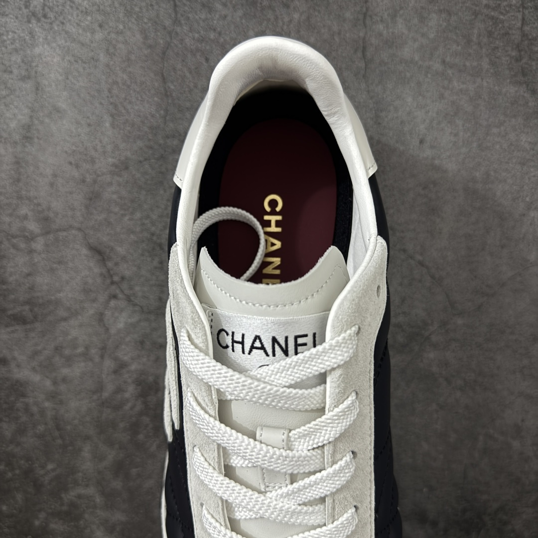 图片[8]-【佛山超A版】CHANEL 26S小牛皮 绒面羊皮 熊猫德训鞋圆头系带运动鞋 黑色 绒面小牛皮 圆头系带 平底 低帮 生活休闲鞋 经典款 爆款 顶级渠道货 市场最强没有之一 区别市面任意版本 原厂细腻牛皮 质感满分 细节非常完美 高端货 欢迎对比 原版购入开发 做货 小香最新隐藏款网球鞋软菱格纹 柔软小羊皮配搭大鞋舌和经典双C logo 满满的复古感又是最最最百搭的黑白配色 coco女孩必入的一款休闲鞋 鞋底碎钉设计 超级柔软 ▪️ 面料：原版定制小羊皮菱格纹 ▪️ 内里：进口定制羊皮+网里 ▪️ 鞋底：原版开模碎钉橡胶材质 ▪️ 尺码： 35- 45-选品中心